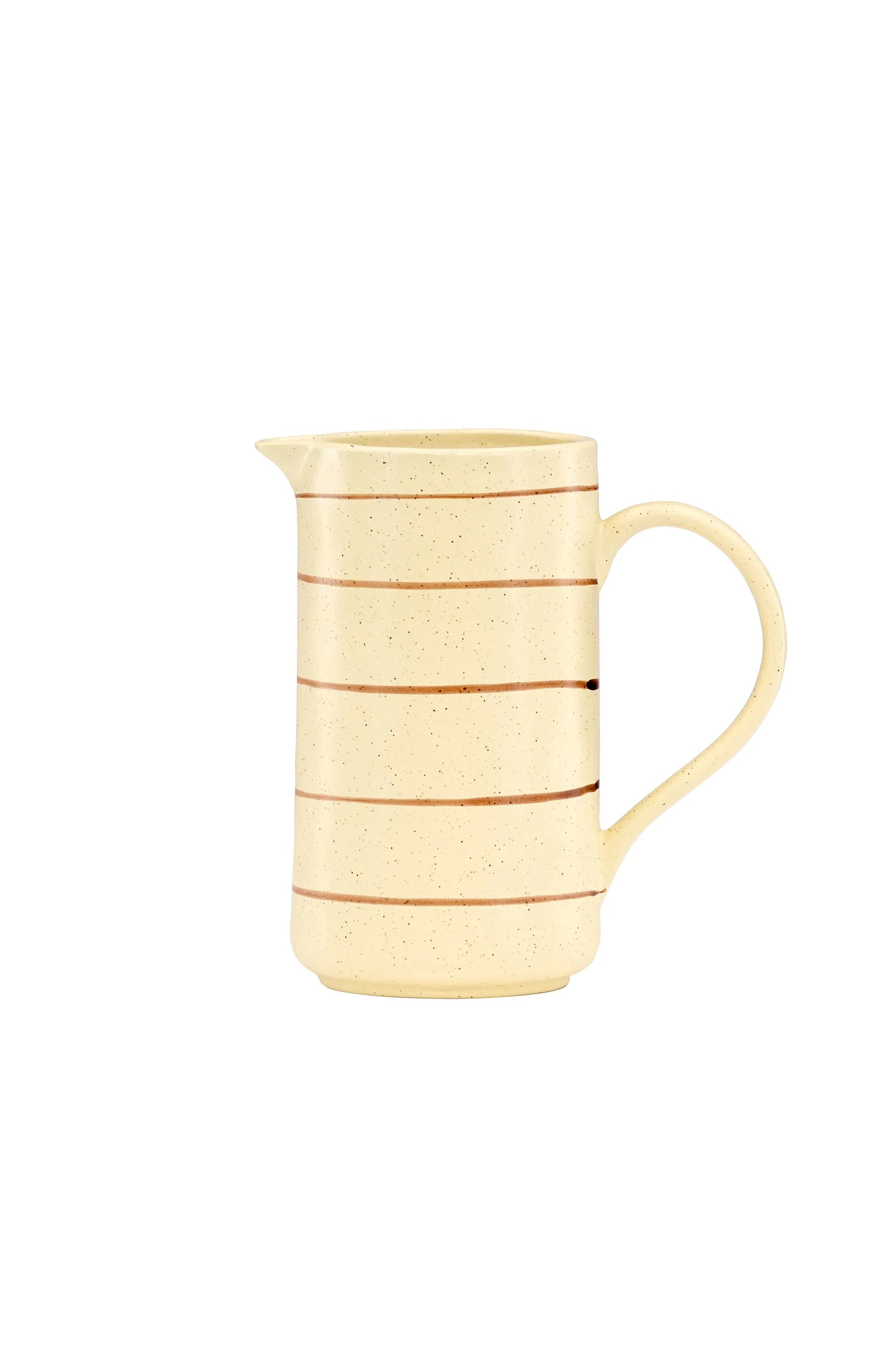 Kutie Mjölkkanna: Verspieltes Steingut-Milchkännchen, 22 cm hoch, beige mit Punkten. Charmant und praktisch für stilvolle Kaffeepausen.