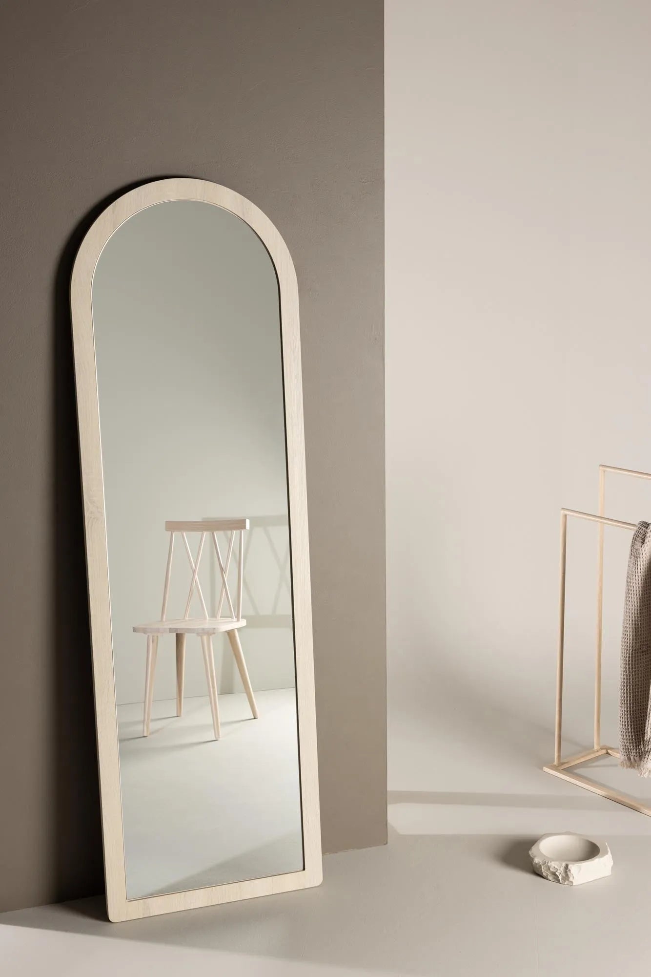 Memphis Mirror in Tünchen präsentiert im Onlineshop von KAQTU Design AG. Spiegel ist von Venture Home