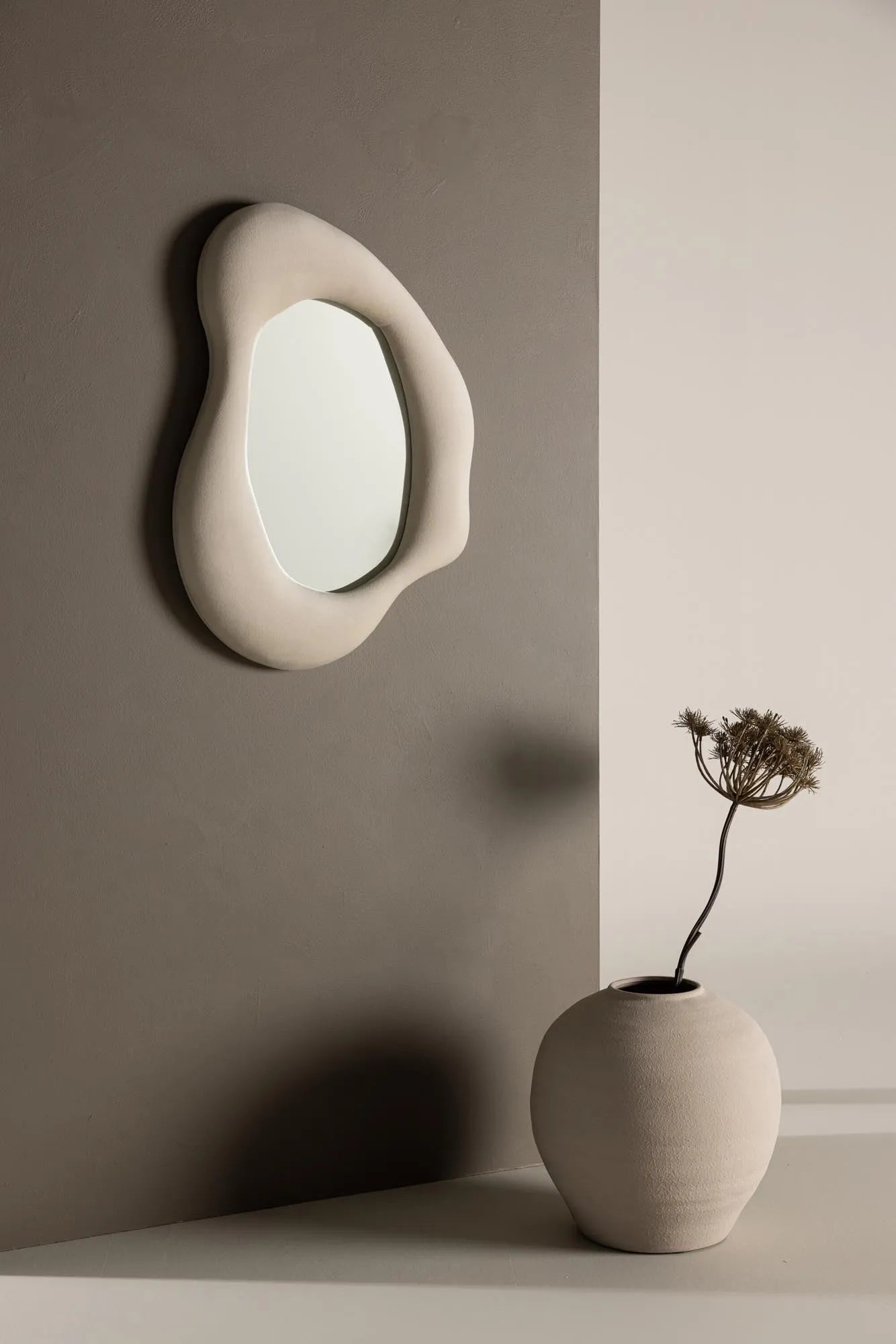 Louisville Mirror in Beige präsentiert im Onlineshop von KAQTU Design AG. Spiegel ist von Venture Home