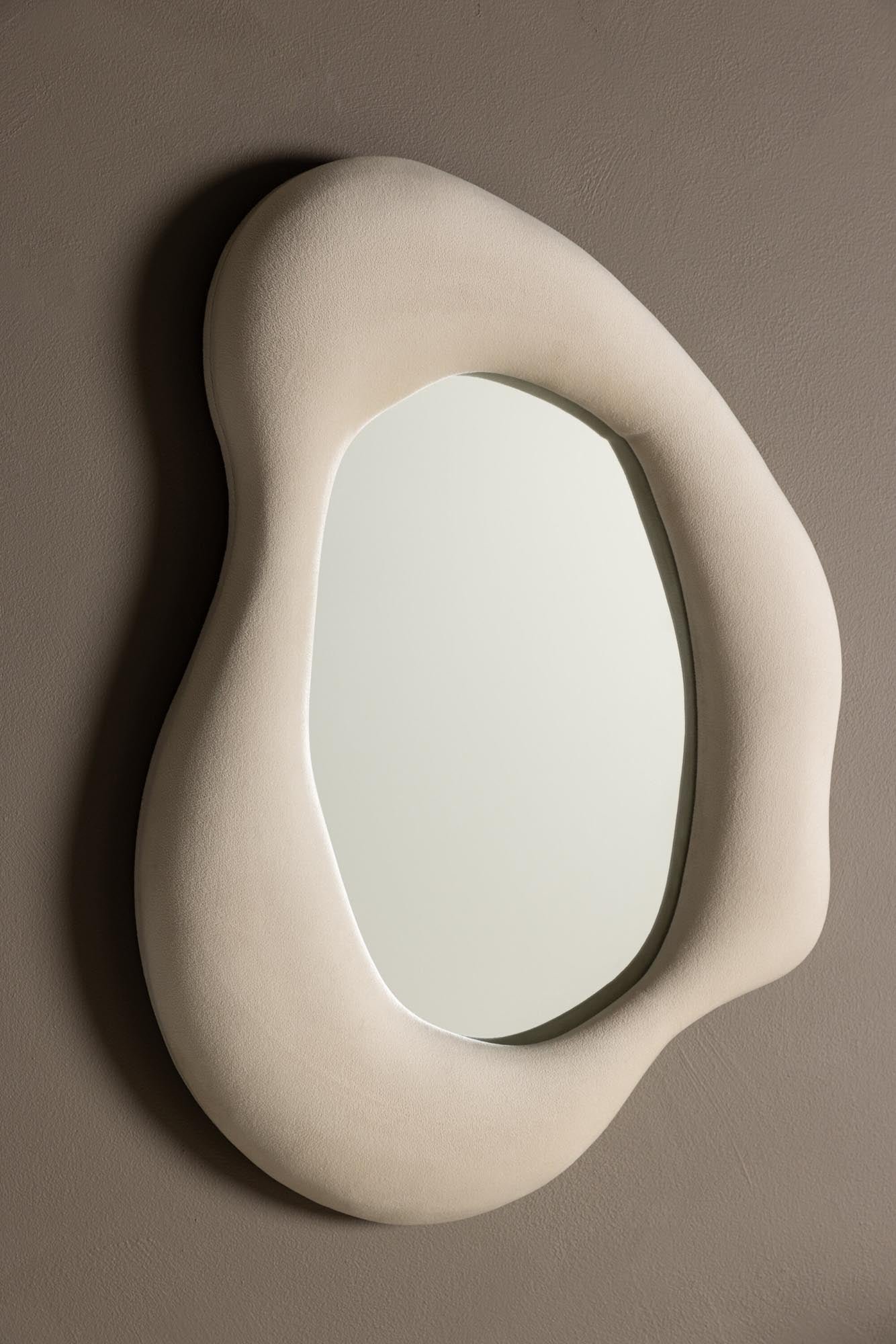 Louisville Mirror in Beige präsentiert im Onlineshop von KAQTU Design AG. Spiegel ist von Venture Home