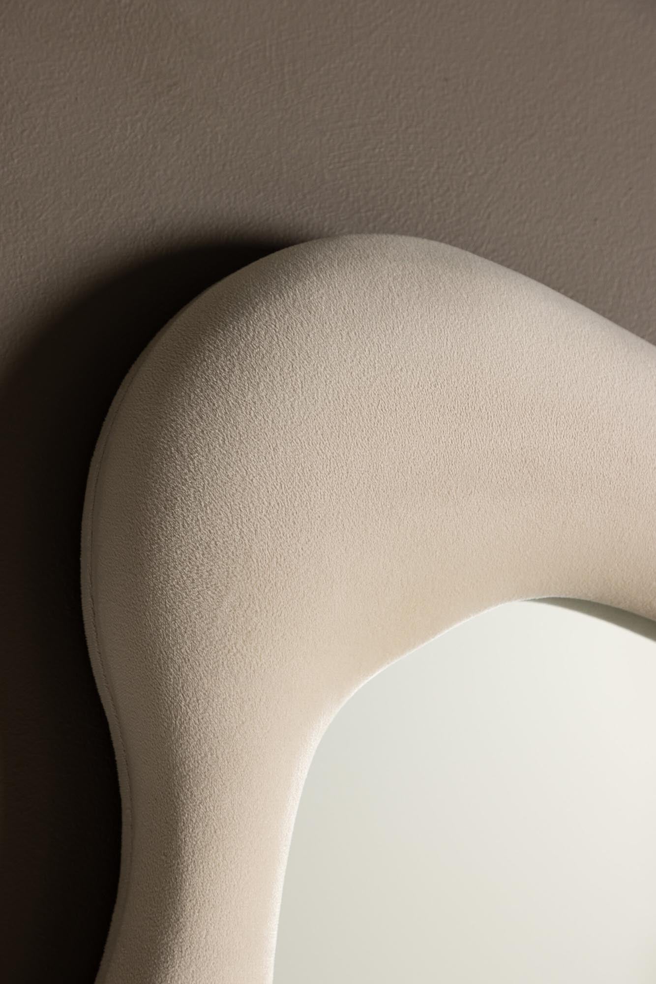 Louisville Mirror in Beige präsentiert im Onlineshop von KAQTU Design AG. Spiegel ist von Venture Home