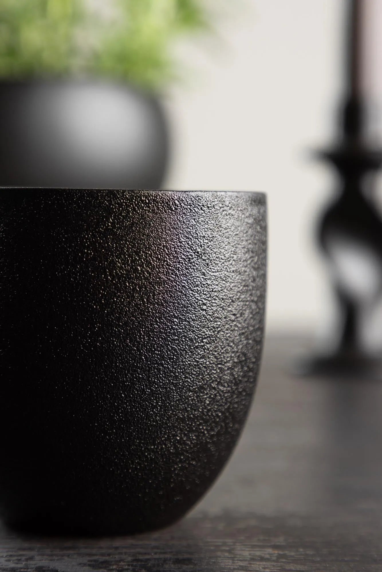 Wabi Sabi Kaffeetasse in Schwarz präsentiert im Onlineshop von KAQTU Design AG. Kaffeetassen ist von Venture Home