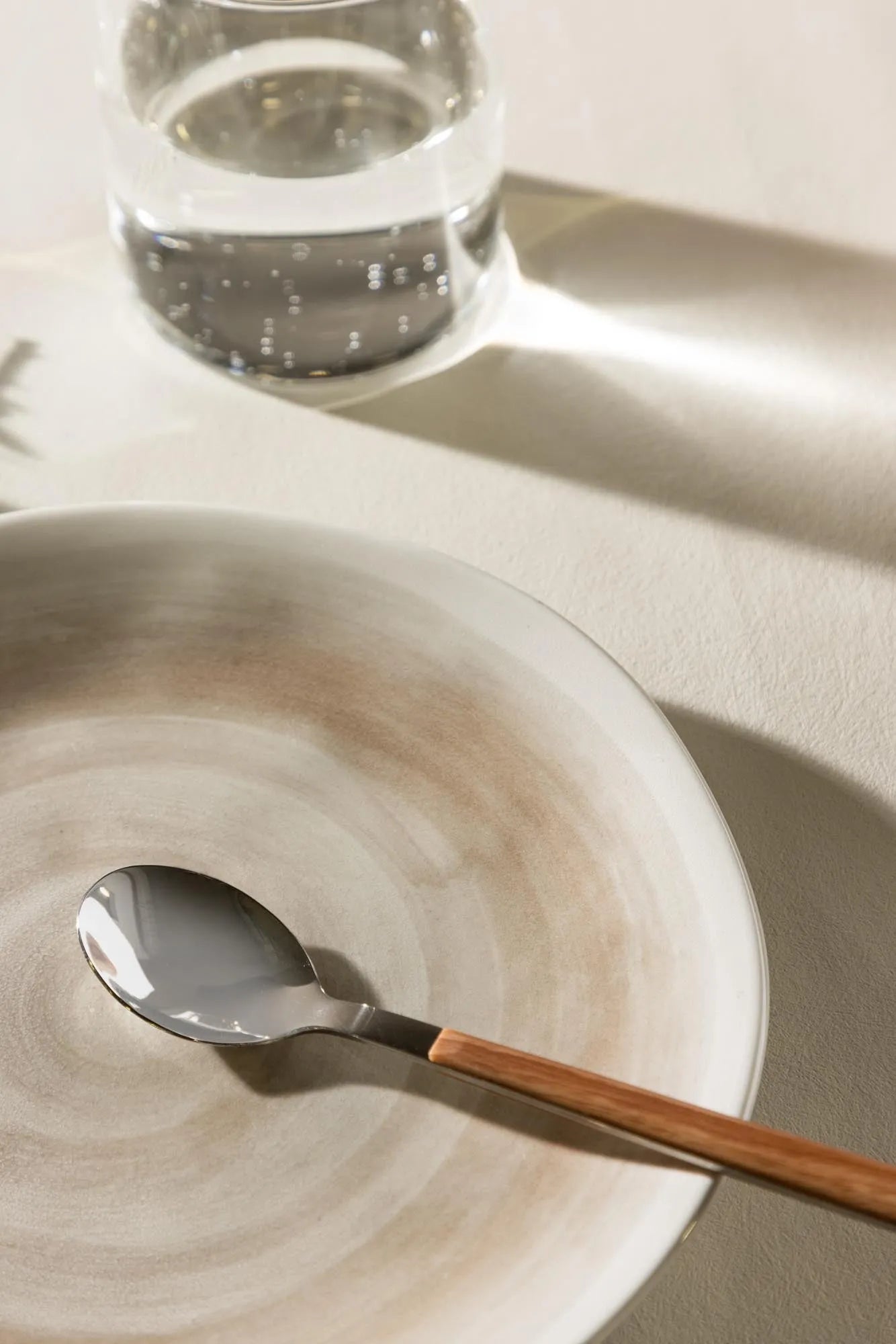 Jubie Bowl: Elegante Schale für zeitlose Wohnästhetik von Venture Home.