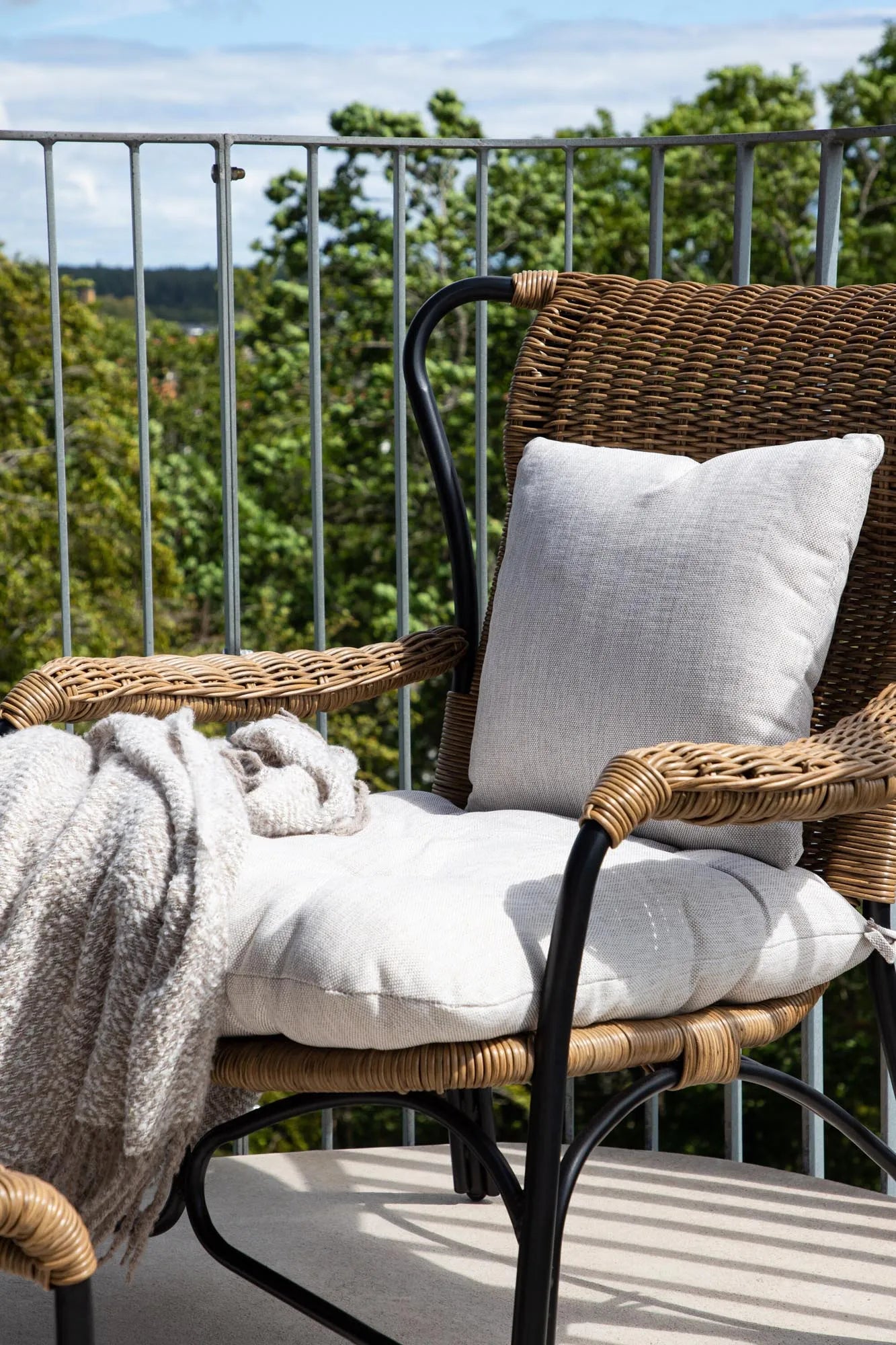 Loreto Lounge Stuhl in Schwarz präsentiert im Onlineshop von KAQTU Design AG. Outdoor-Sessel ist von Venture Home