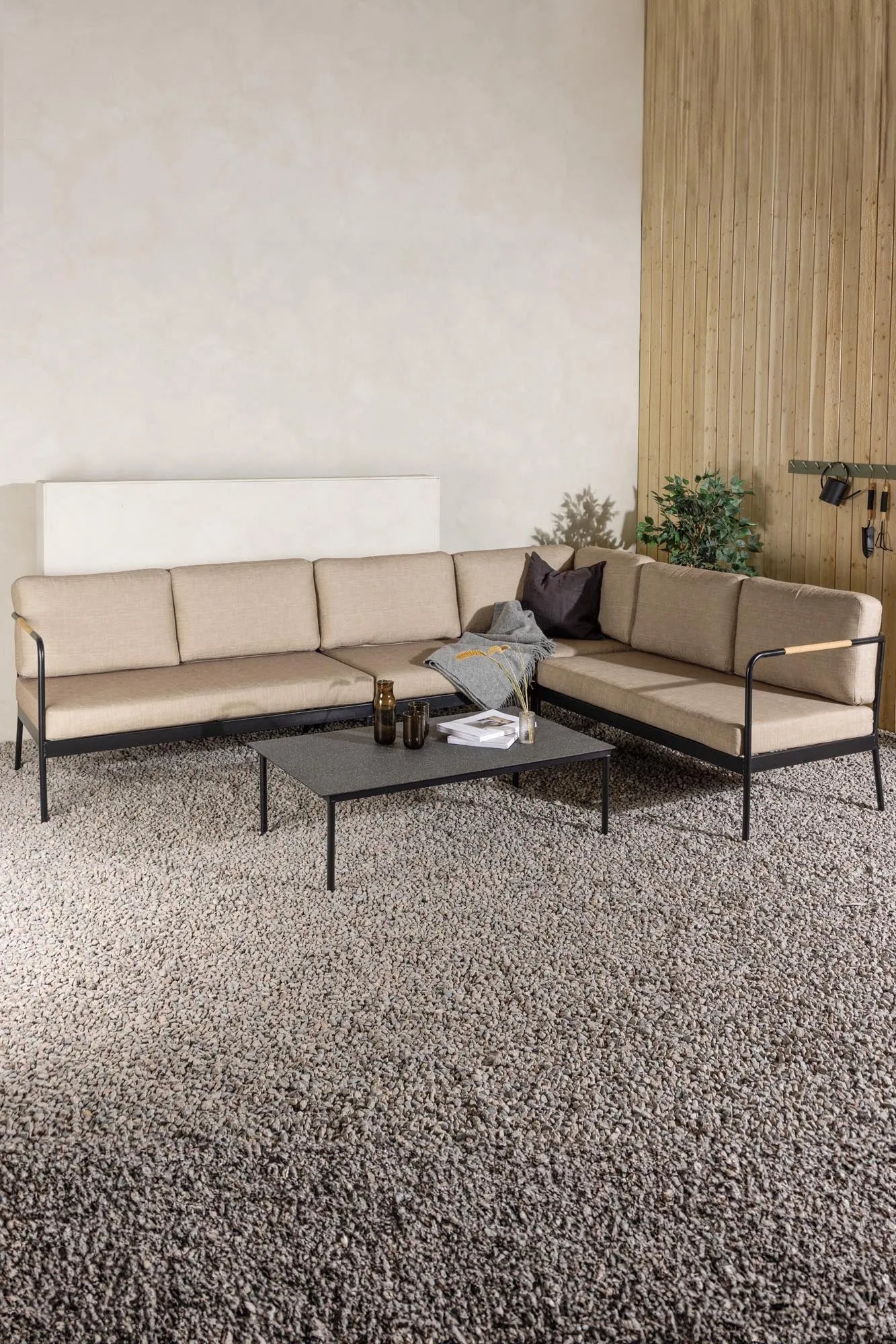 Luxuriöses Ecksofa-Set mit Tisch, perfekt für gesellige Sommerabende im Freien. Stilvoll und bequem.