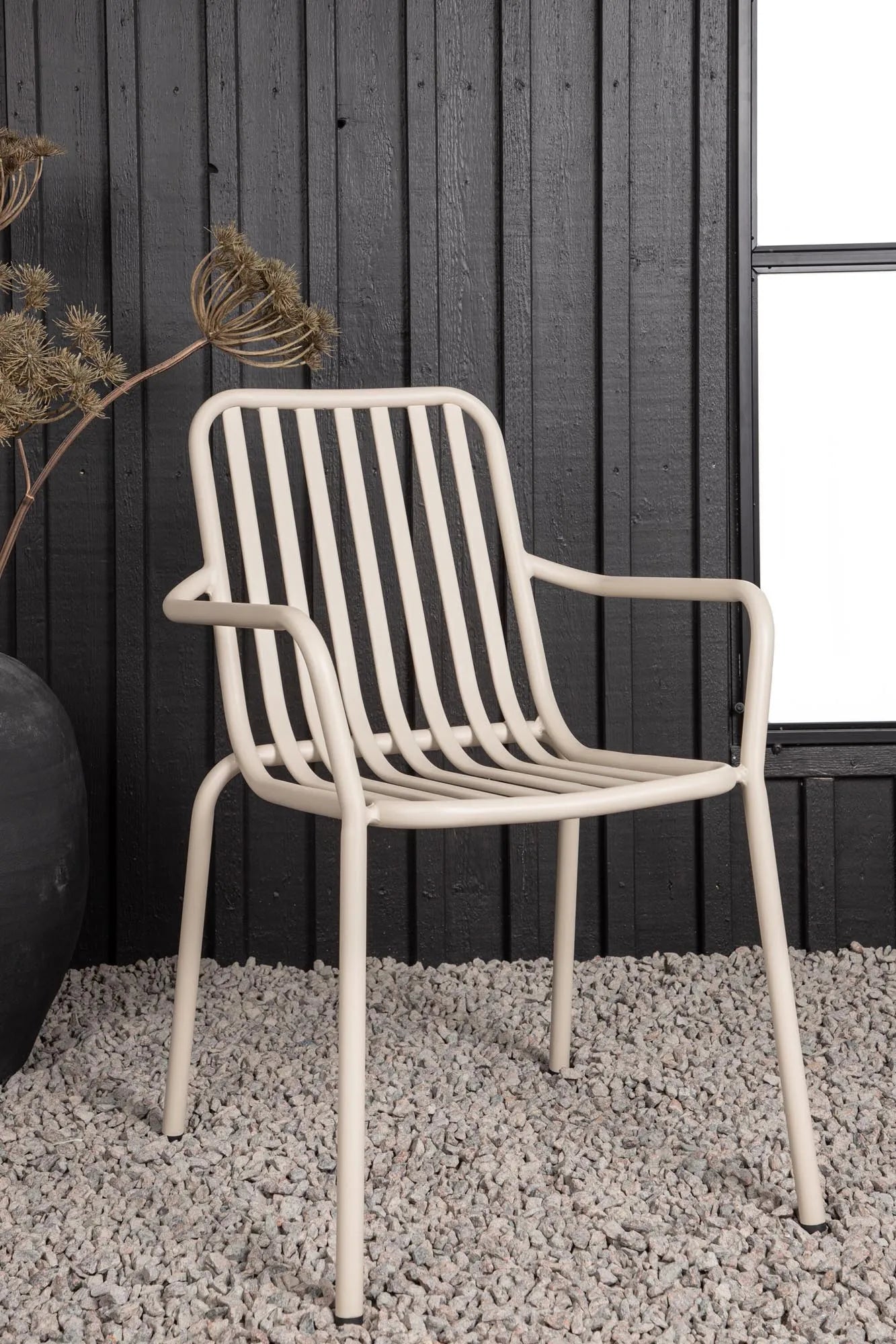 Peking Gartenstuhl in Beige präsentiert im Onlineshop von KAQTU Design AG. Gartenstuhl mit Armlehnen ist von Venture Home