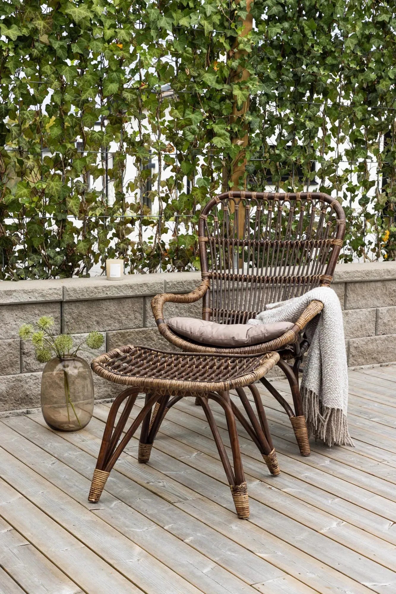 Ella Lounge Stuhl in Dunkles Walnussholz präsentiert im Onlineshop von KAQTU Design AG. Outdoor-Sessel ist von Venture Home