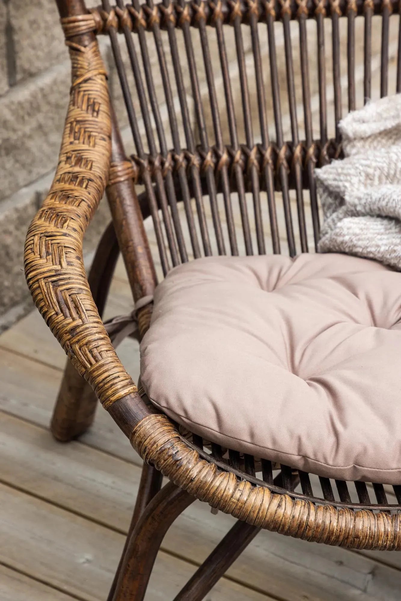 Ella Lounge Stuhl in Dunkles Walnussholz präsentiert im Onlineshop von KAQTU Design AG. Outdoor-Sessel ist von Venture Home