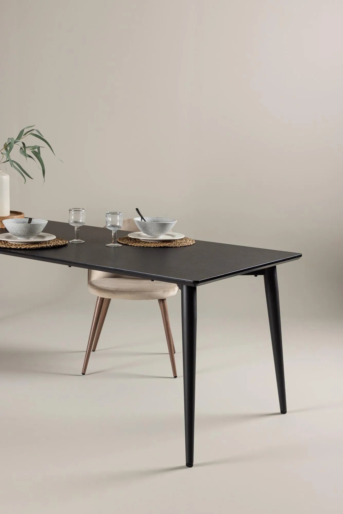 Ellis Esstisch in Schwarz präsentiert im Onlineshop von KAQTU Design AG. Esstisch ist von Venture Home