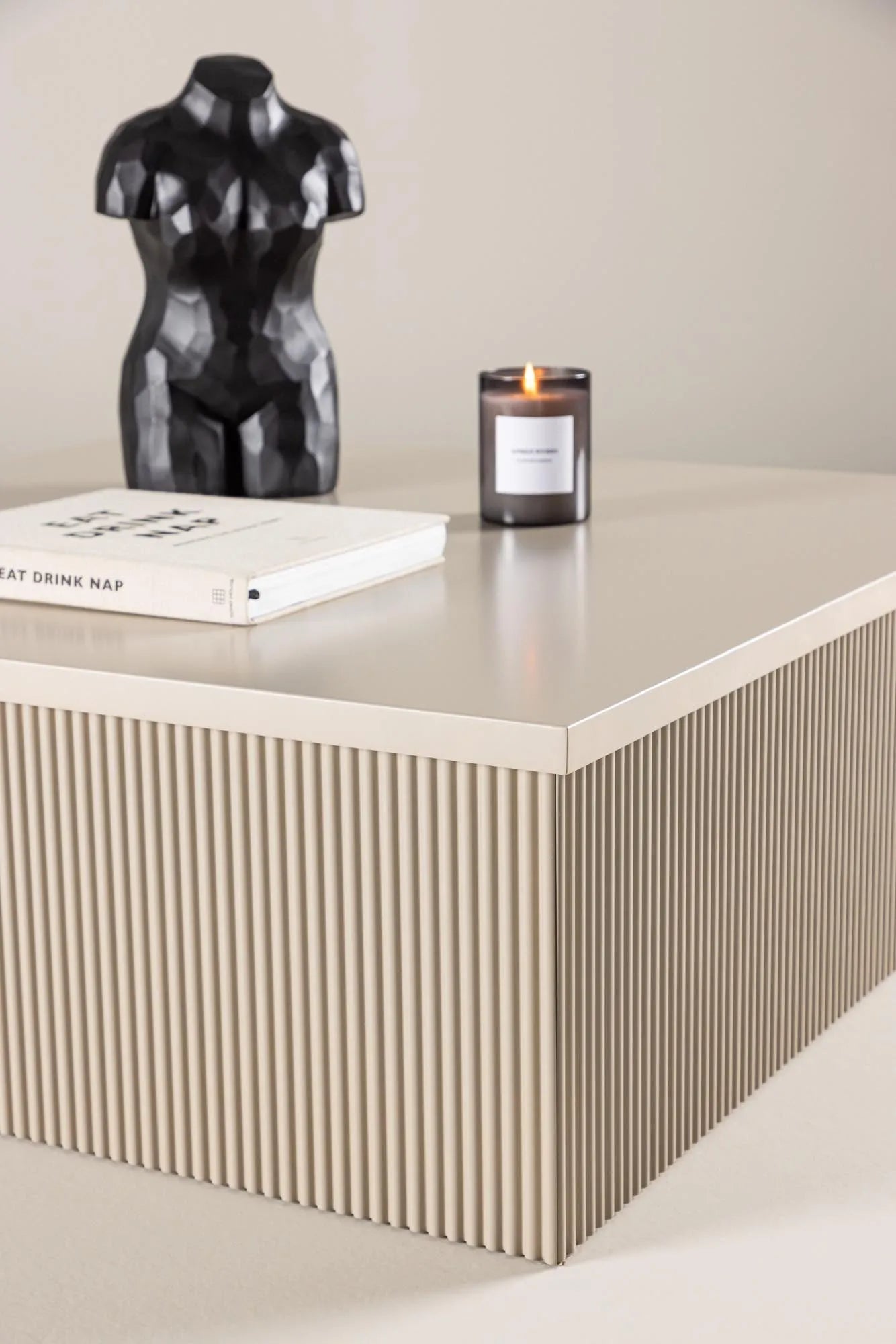 Lenox Sofatisch in Beige präsentiert im Onlineshop von KAQTU Design AG. Beistelltisch ist von Venture Home