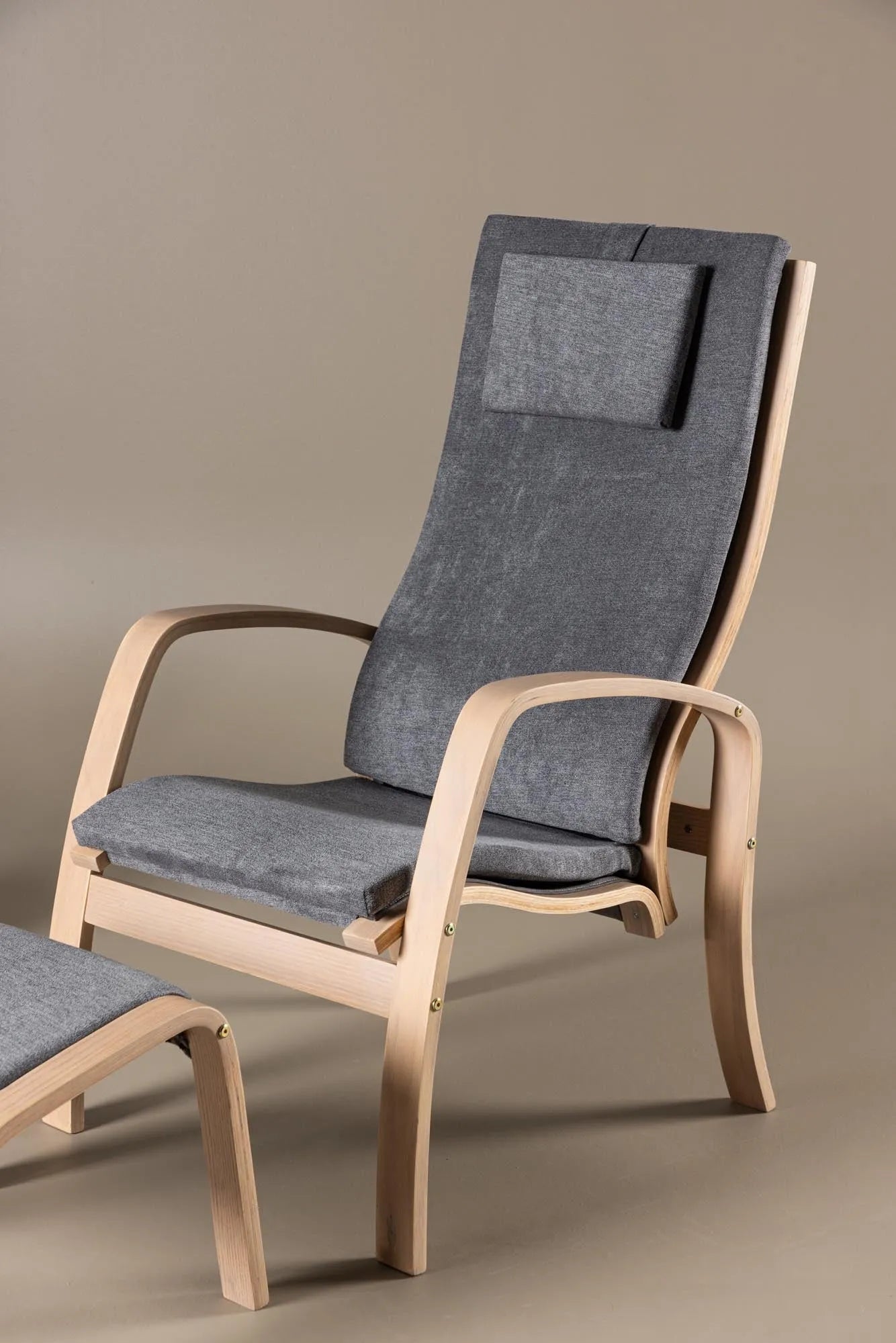 Grötö Lounge Stuhl in Beige/Dunkelgrau präsentiert im Onlineshop von KAQTU Design AG. Sessel ist von Venture Home