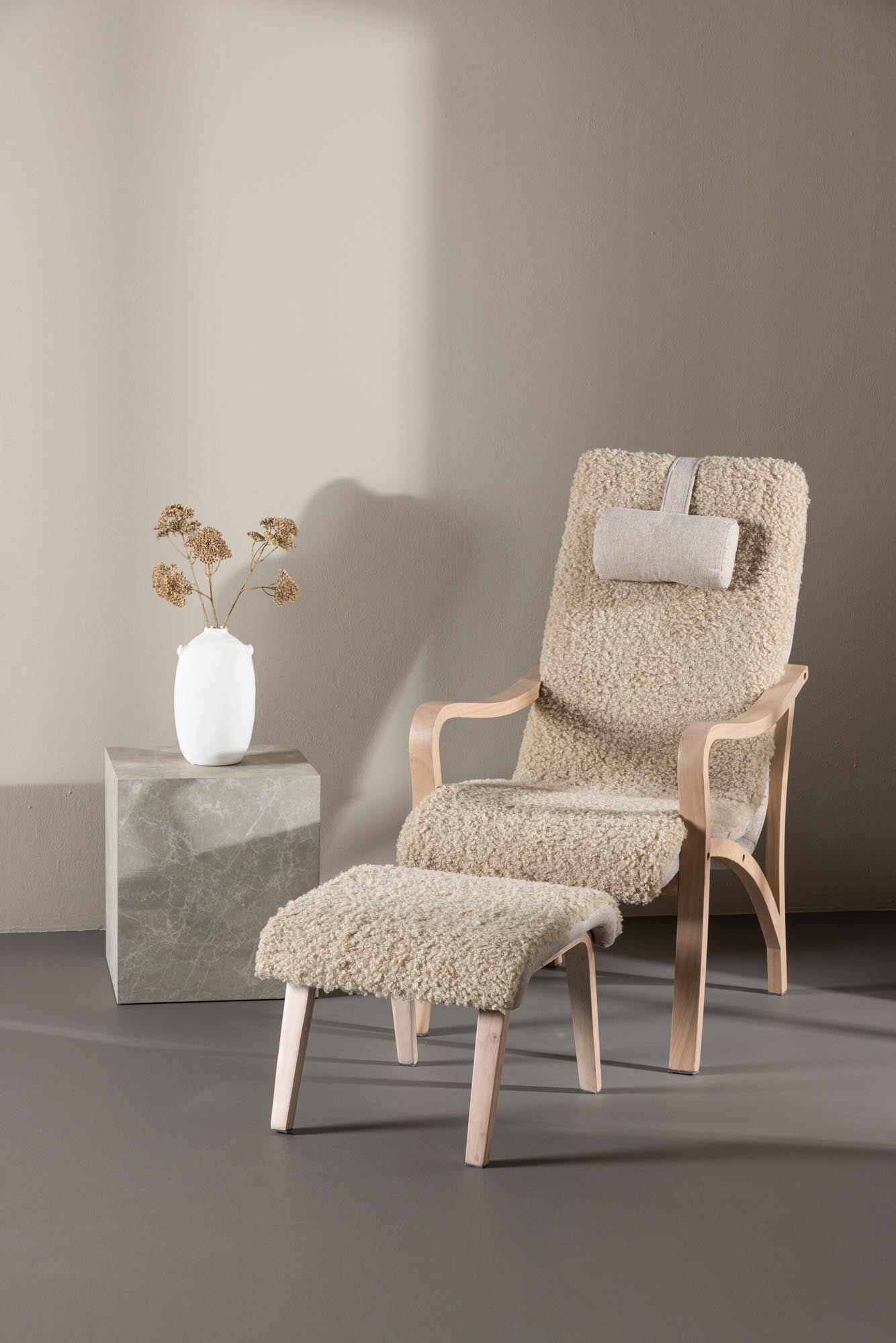 Fårö Lounge Stuhl in Beige/Braun präsentiert im Onlineshop von KAQTU Design AG. Sessel ist von Venture Home