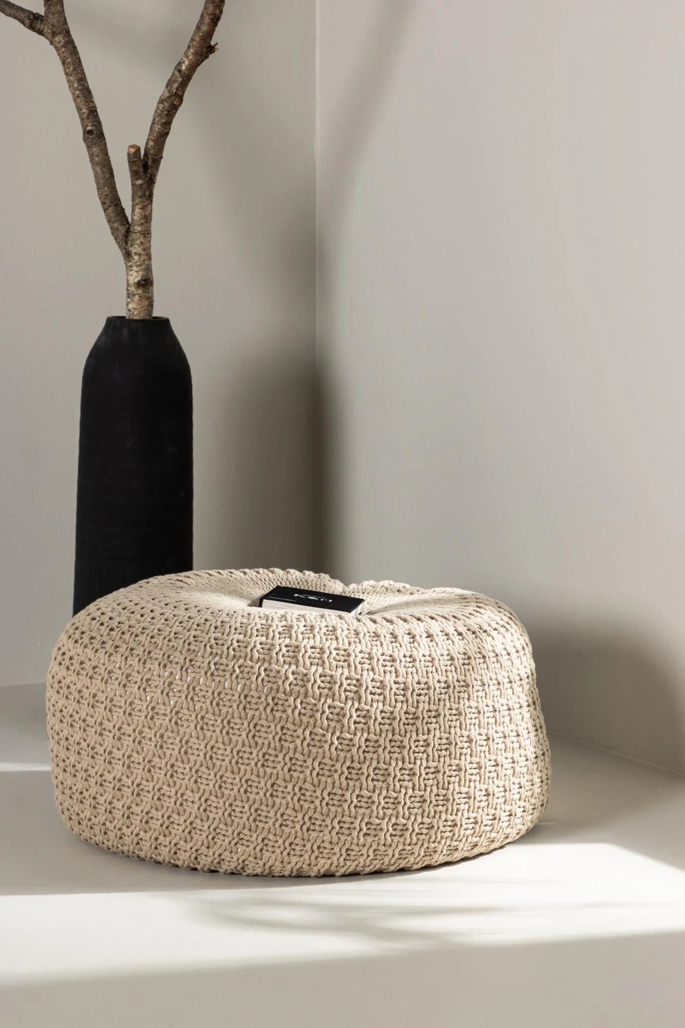 Der Sam Pouf: Eleganter, beiger Ottoman mit 45 cm Durchmesser, bietet Stil und Komfort für Ihr Zuhause.