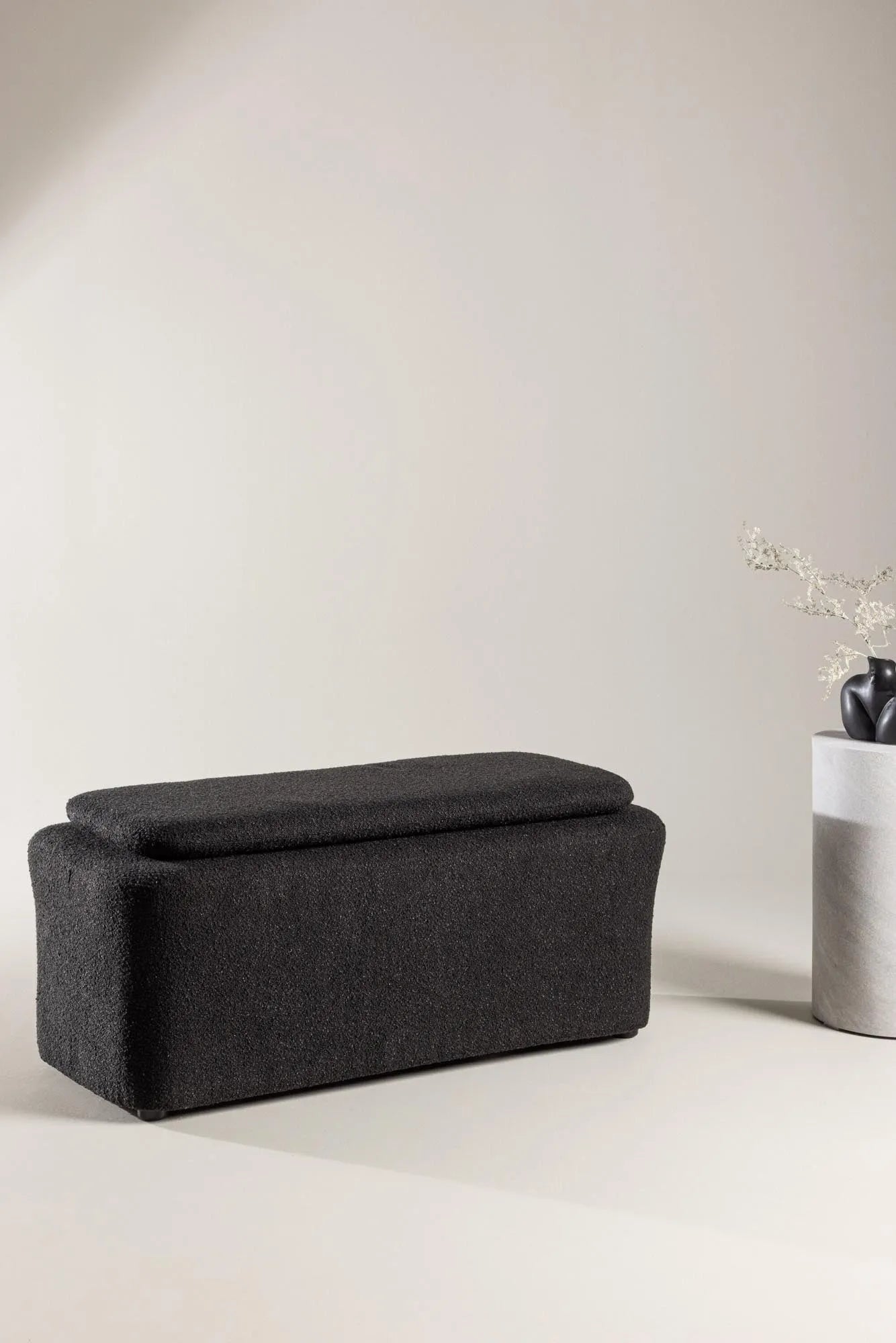 Eleganter Laurel Ottoman von Venture Home in stilvollem Design.