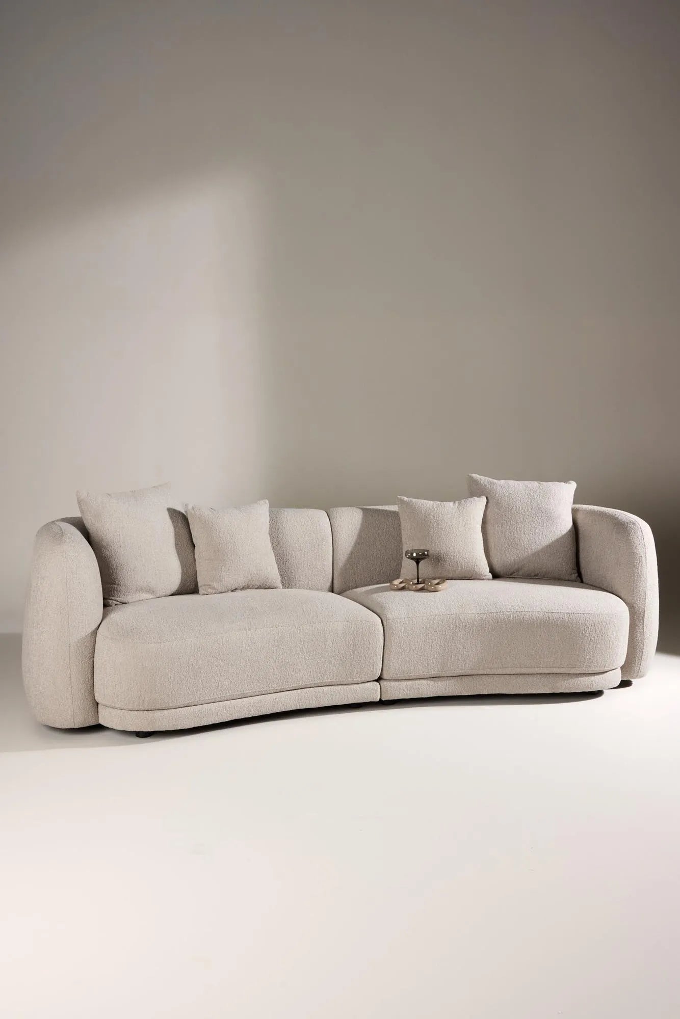 Cielo 3-Sitzer Sofa in Beige präsentiert im Onlineshop von KAQTU Design AG. 3er Sofa ist von Venture Home