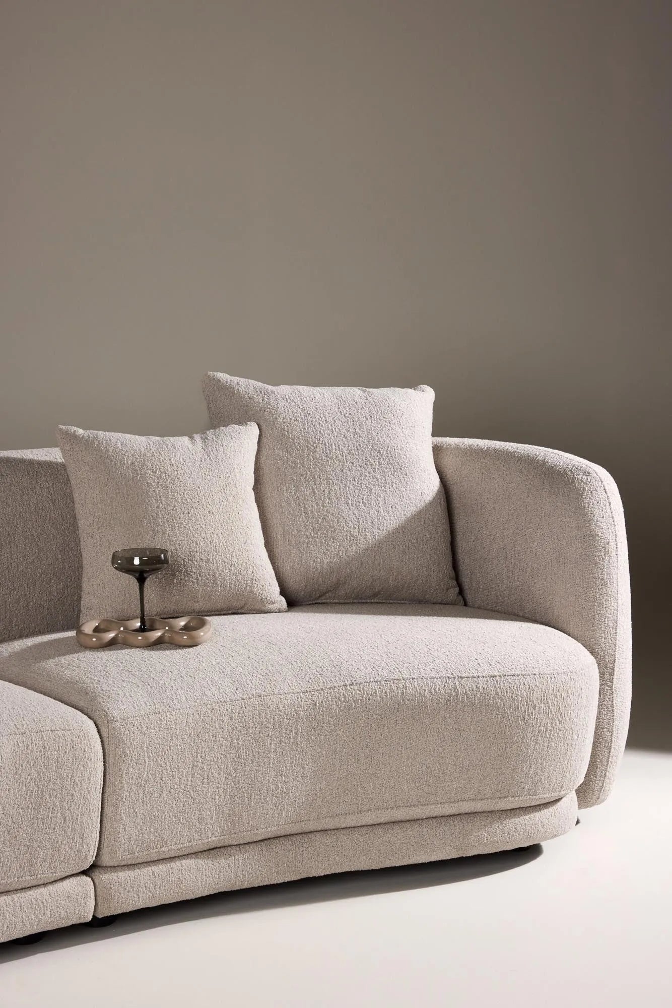 Cielo 3-Sitzer Sofa in Beige präsentiert im Onlineshop von KAQTU Design AG. 3er Sofa ist von Venture Home