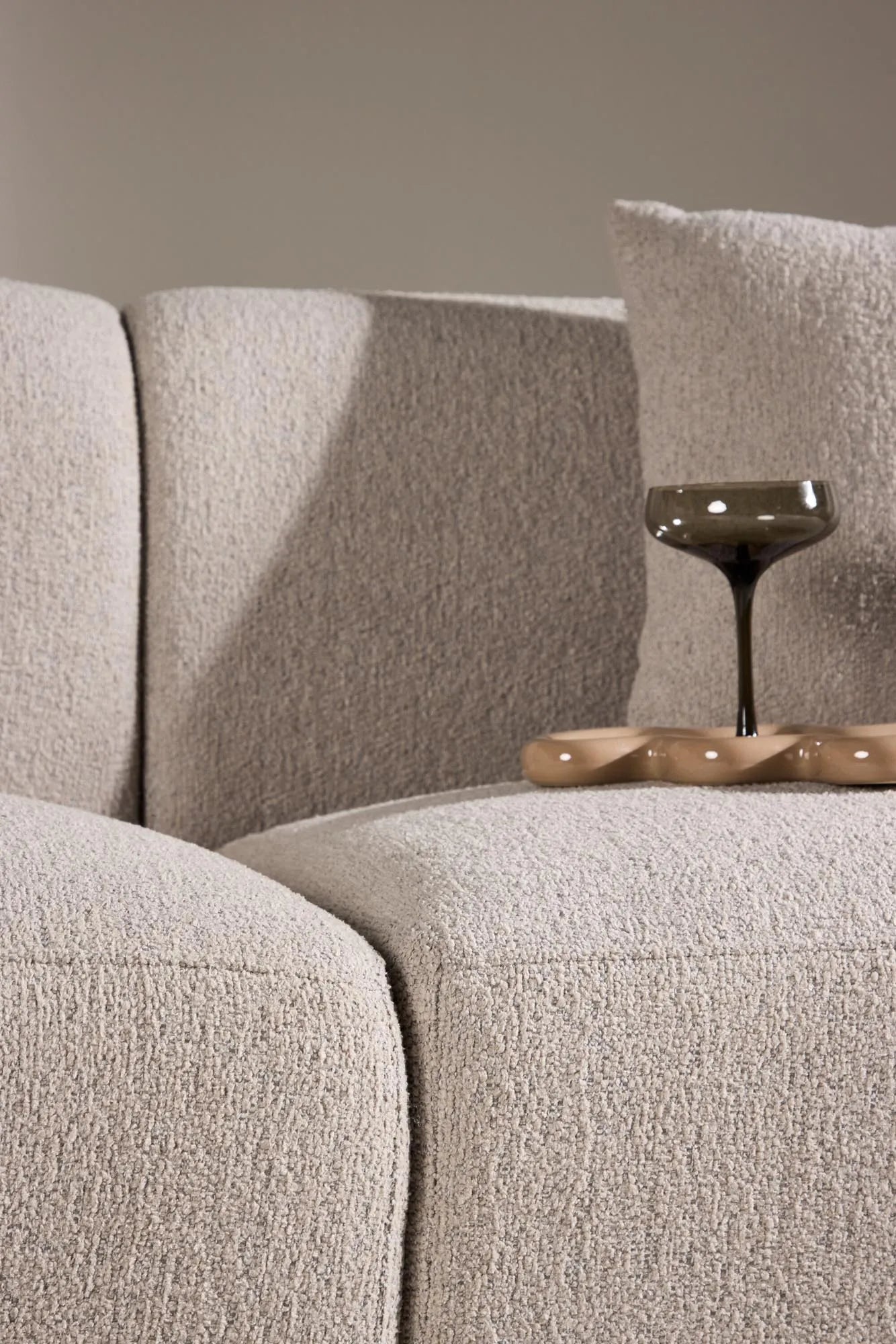 Cielo 3-Sitzer Sofa in Beige präsentiert im Onlineshop von KAQTU Design AG. 3er Sofa ist von Venture Home