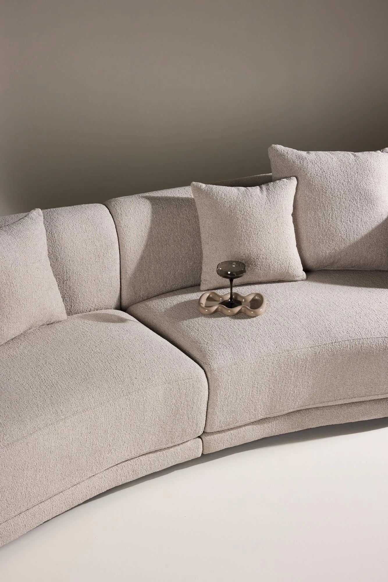 Cielo 3-Sitzer Sofa in Beige präsentiert im Onlineshop von KAQTU Design AG. 3er Sofa ist von Venture Home