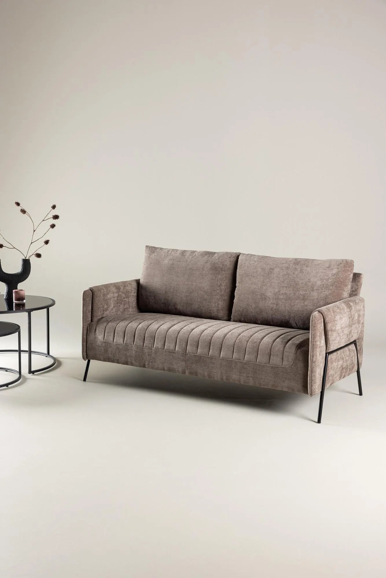 Elegantes Indigo Sofa für stilvolle Entspannung im Wohnzimmer.