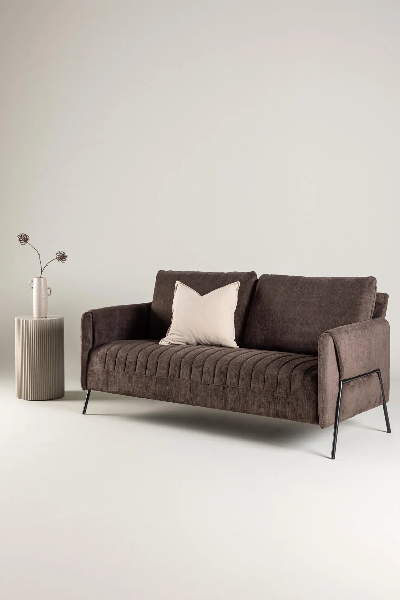 Indigo 2-Seat Sofa in Beige/Schwarz präsentiert im Onlineshop von KAQTU Design AG. 2er Sofa ist von Venture Home