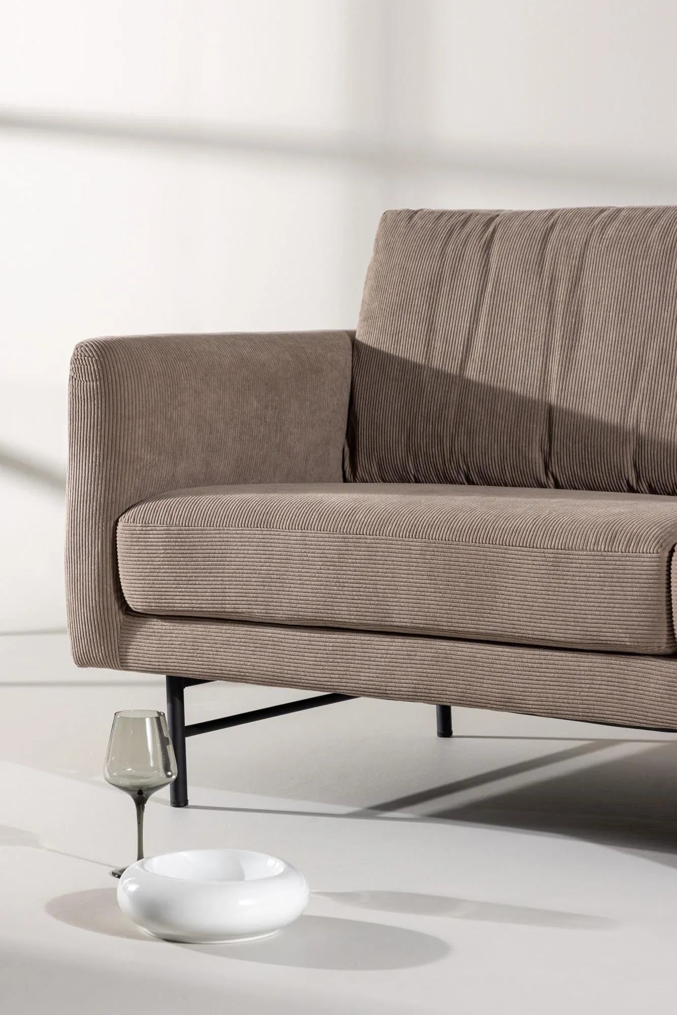 Sky 3-Seat Sofa in Schwarz-Weiss präsentiert im Onlineshop von KAQTU Design AG. 3er Sofa ist von Venture Home