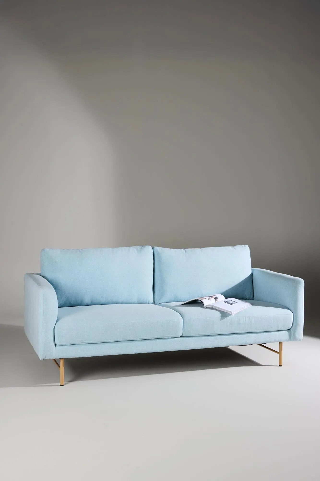 Sky 3-Sitzer Sofa in Blue präsentiert im Onlineshop von KAQTU Design AG. 3er Sofa ist von Venture Home