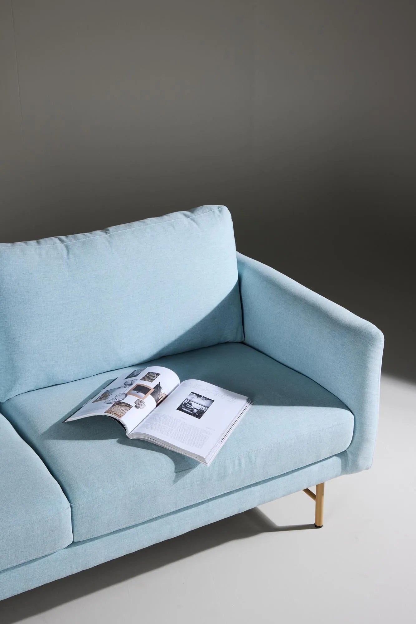 Sky 3-Sitzer Sofa in Blue präsentiert im Onlineshop von KAQTU Design AG. 3er Sofa ist von Venture Home