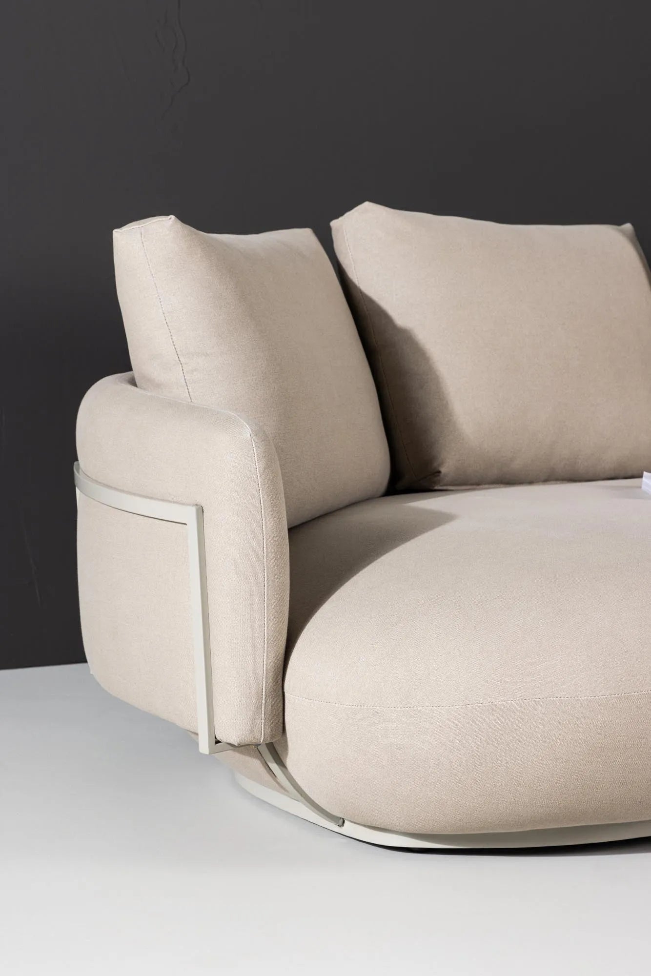 Stellar 4-Seat Sofa in Beige präsentiert im Onlineshop von KAQTU Design AG. 4er Sofa ist von Venture Home