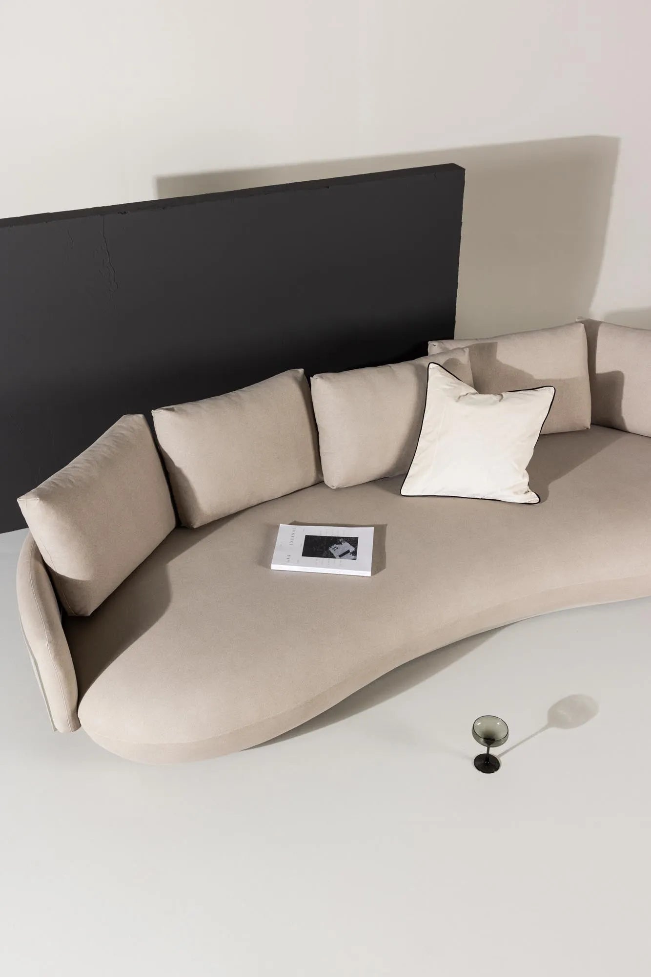 Stellar 4-Seat Sofa in Beige präsentiert im Onlineshop von KAQTU Design AG. 4er Sofa ist von Venture Home