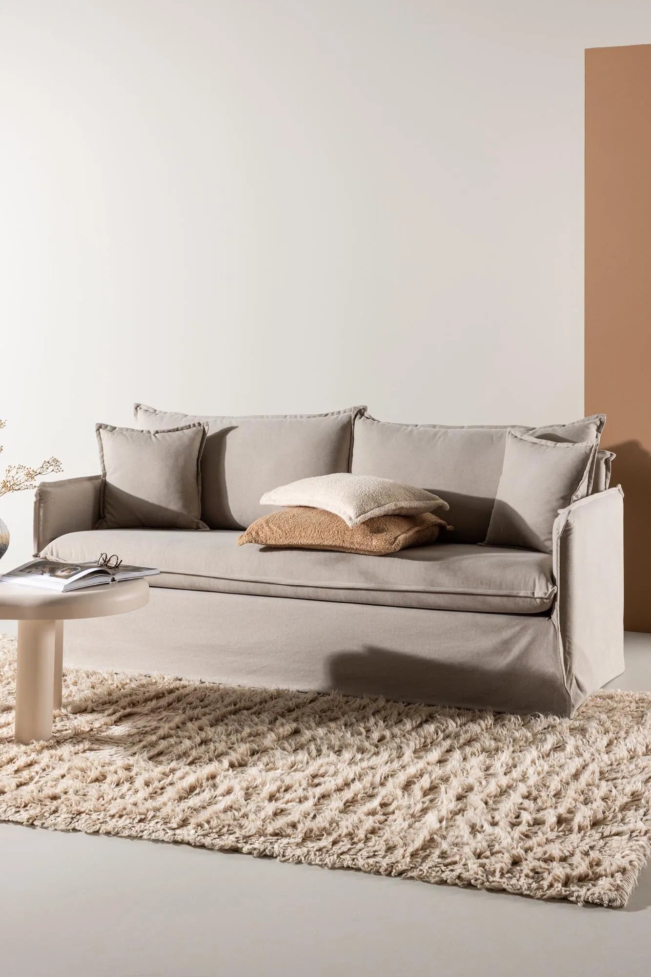 Elegantes Nova Sofa: Perfekte Harmonie aus Design und Bequemlichkeit.