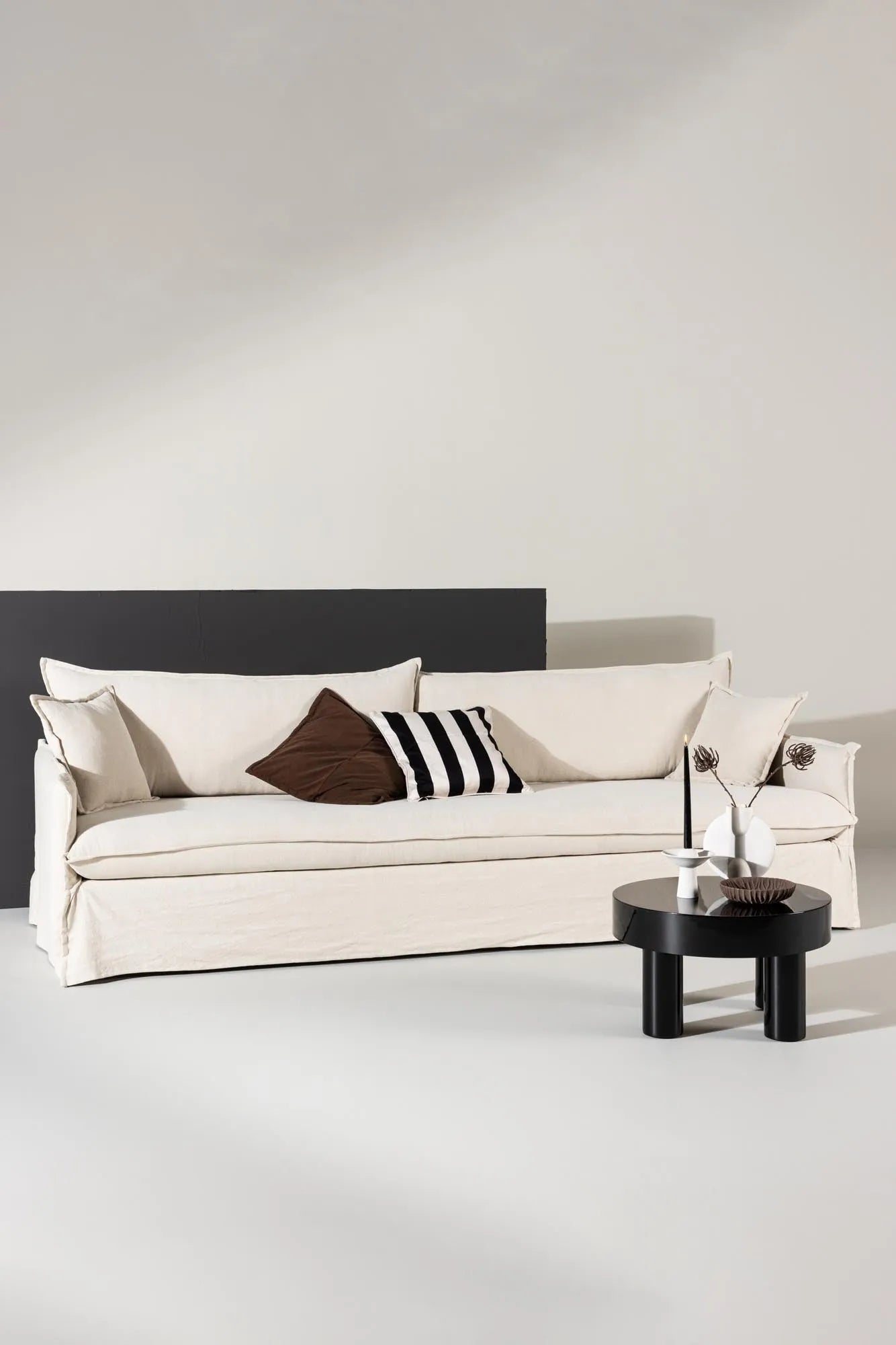 Elegantes Nova Sofa für vier Personen in stilvollem Beige Leinen.