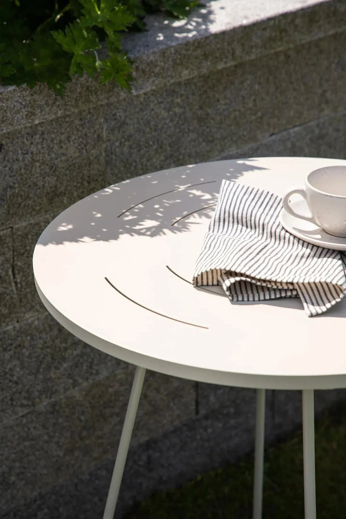 Bacong Coffee Tisch in Beige präsentiert im Onlineshop von KAQTU Design AG. Beistelltisch Outdoor ist von Venture Home