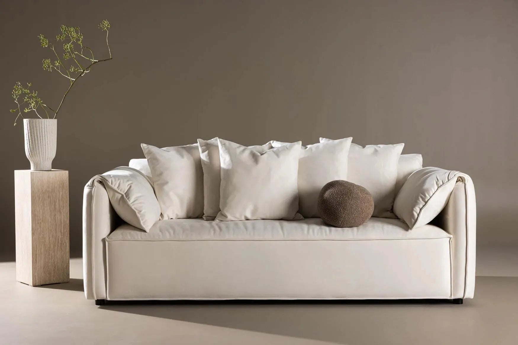 Das Torekov 3er Sofa von Vind: skandinavisches Design, Komfort, robustes Kiefernholz, weicher Stoff, 210 cm Breite.