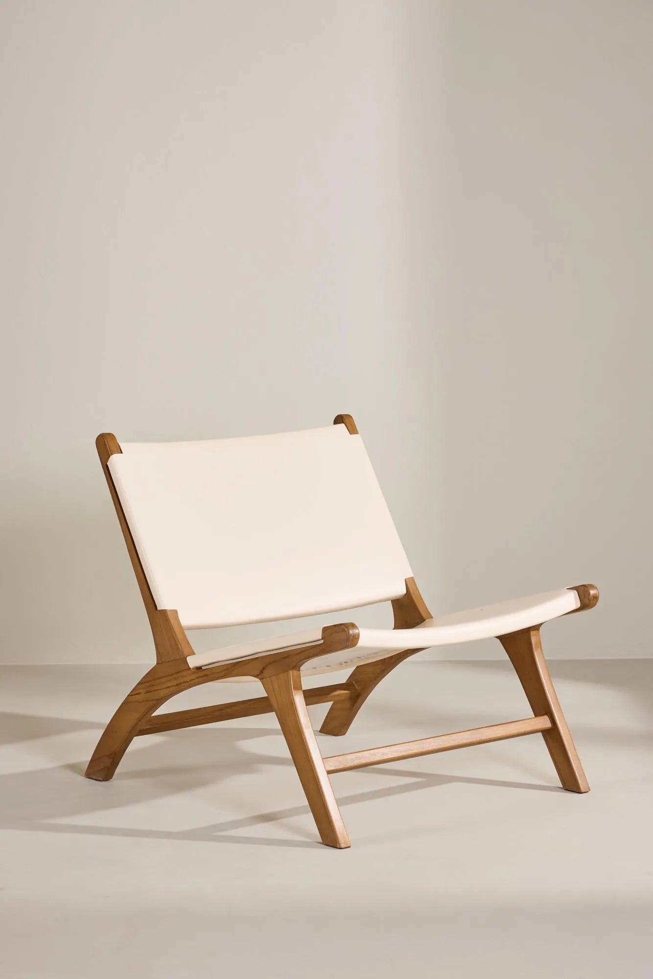 Rike Lounge Chair   in Teak / Cream PU Leather präsentiert im Onlineshop von KAQTU Design AG. Sessel ist von Vind