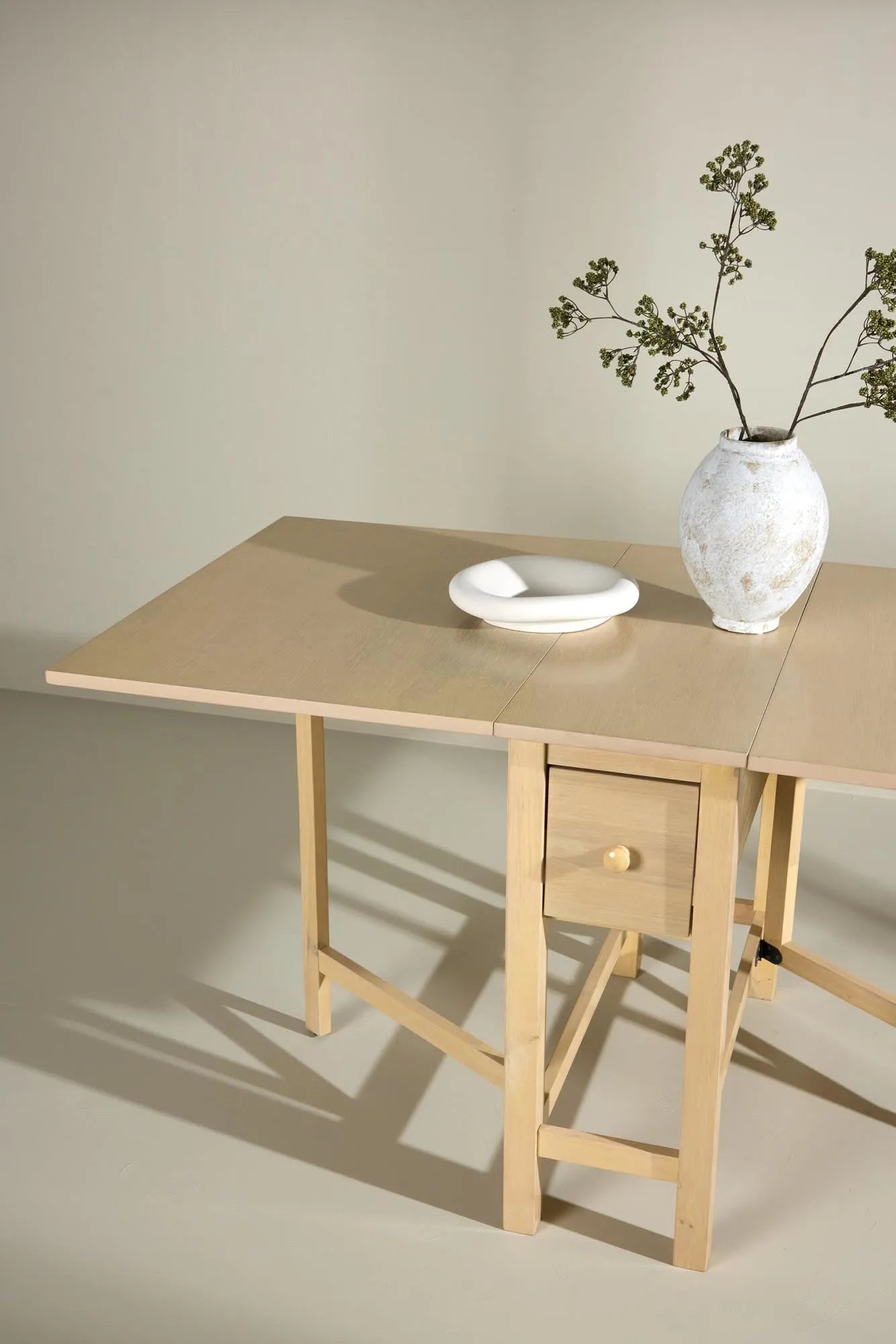 Edward rechteckiger Esstisch in Whitewash präsentiert im Onlineshop von KAQTU Design AG. Esstisch ist von Venture Home