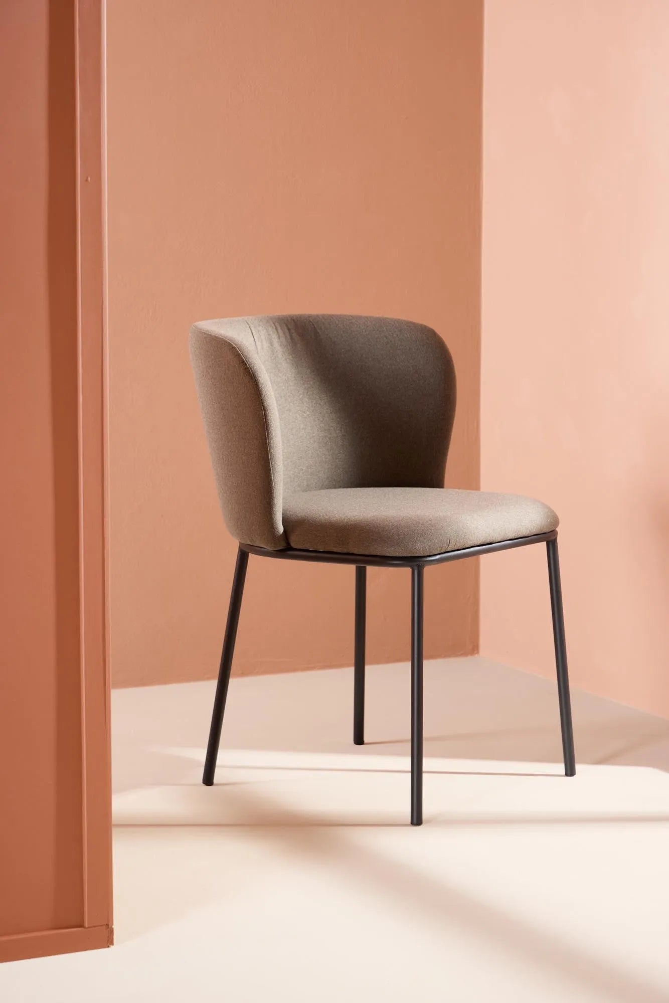 Edina Esszimmerstuhl in Brown präsentiert im Onlineshop von KAQTU Design AG. Stuhl ist von Venture Home