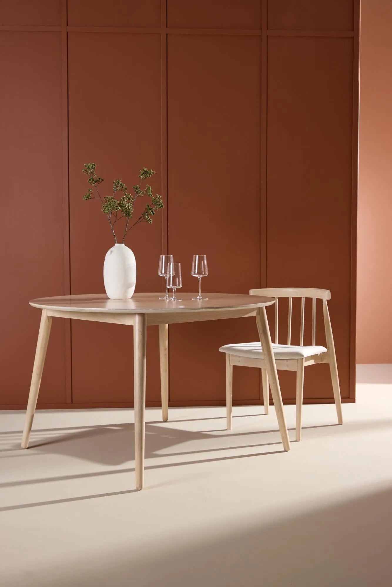 Der Flora Esstisch von Venture Home: Eleganz und Beständigkeit aus Gummibaumholz mit weißem Finish, ideal für gesellige Runden.