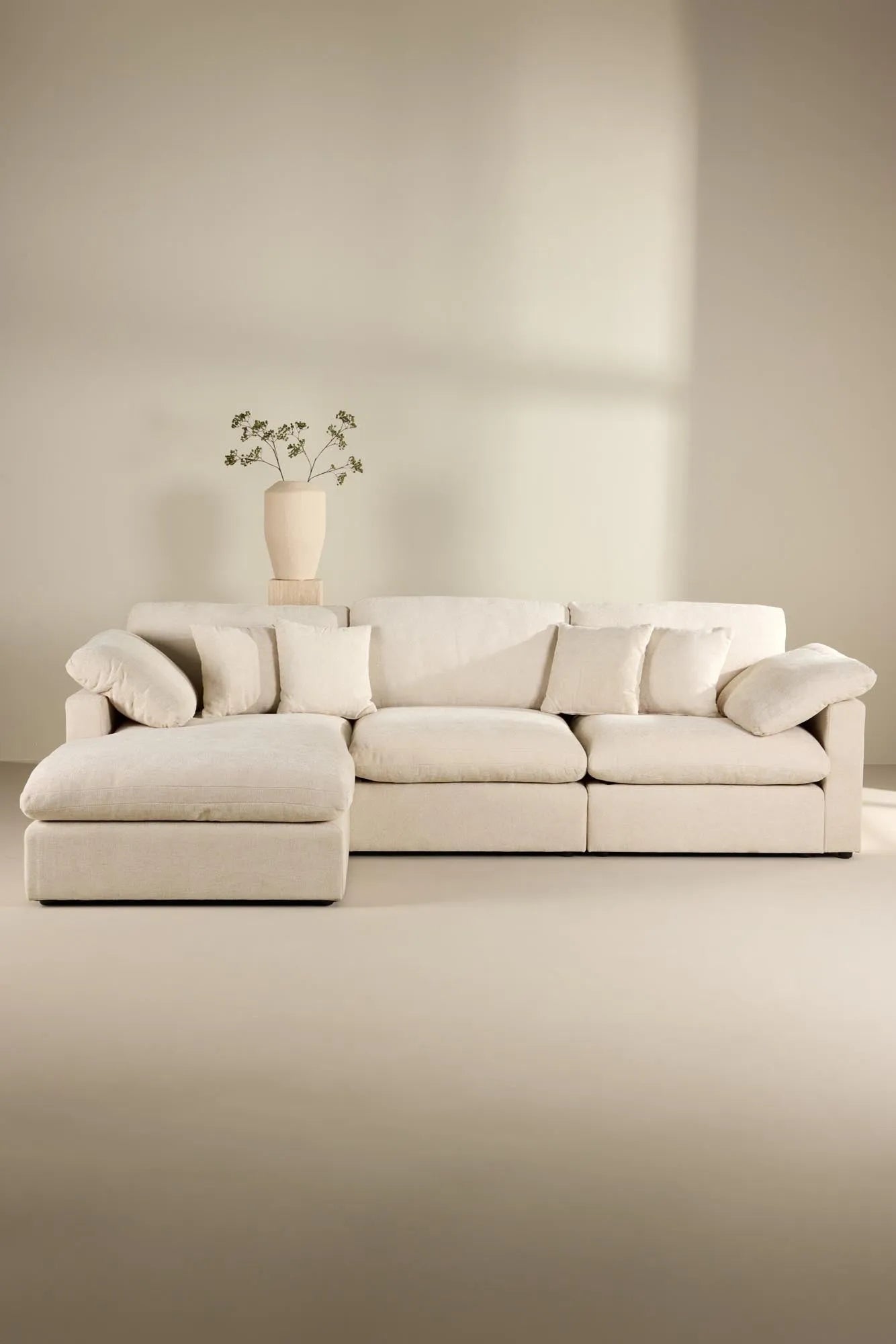 Elegantes Amalfi Ecksofa: Modernes Design, langlebiges Eukalyptus-Holz, pflegeleichter Bezug, hoher Komfort.