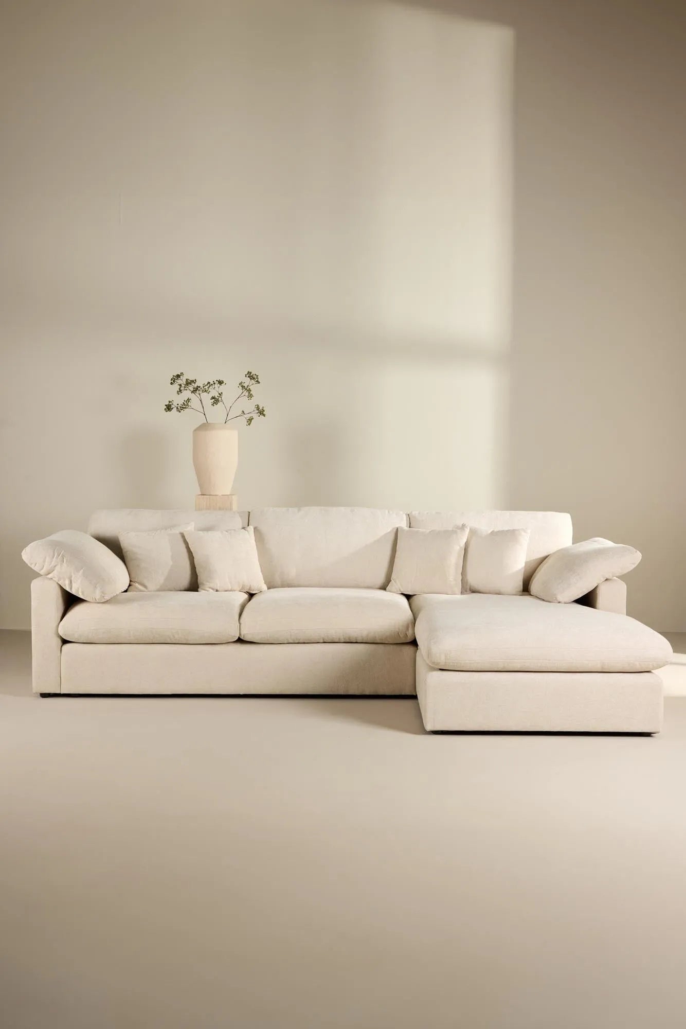 Elegantes Amalfi Ecksofa: Modernes Design, langlebiges Eukalyptus-Holz, pflegeleichter Bezug, hoher Komfort.