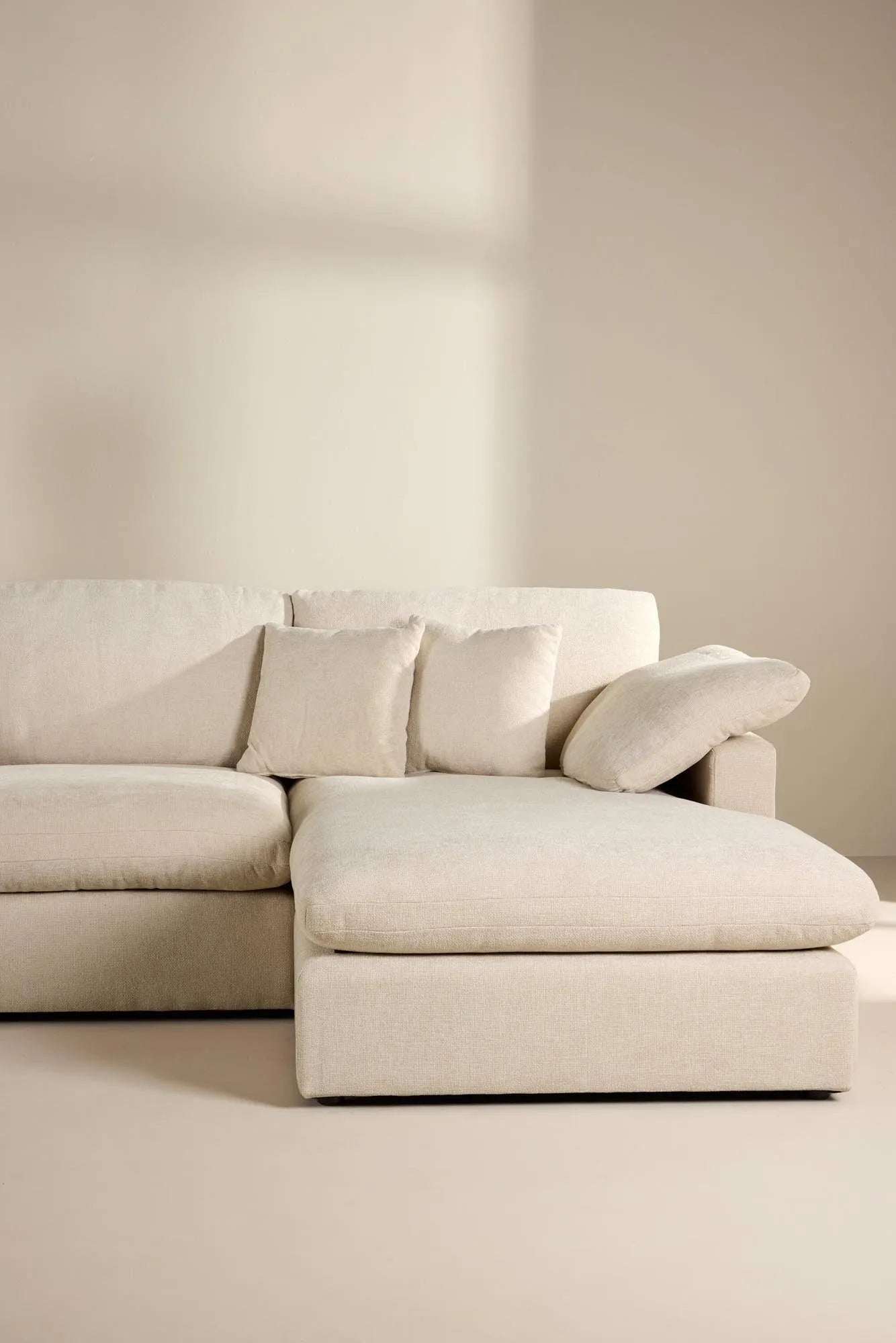 Amalfi Ecksofa  in Beige präsentiert im Onlineshop von KAQTU Design AG. Ecksofa ist von Vind