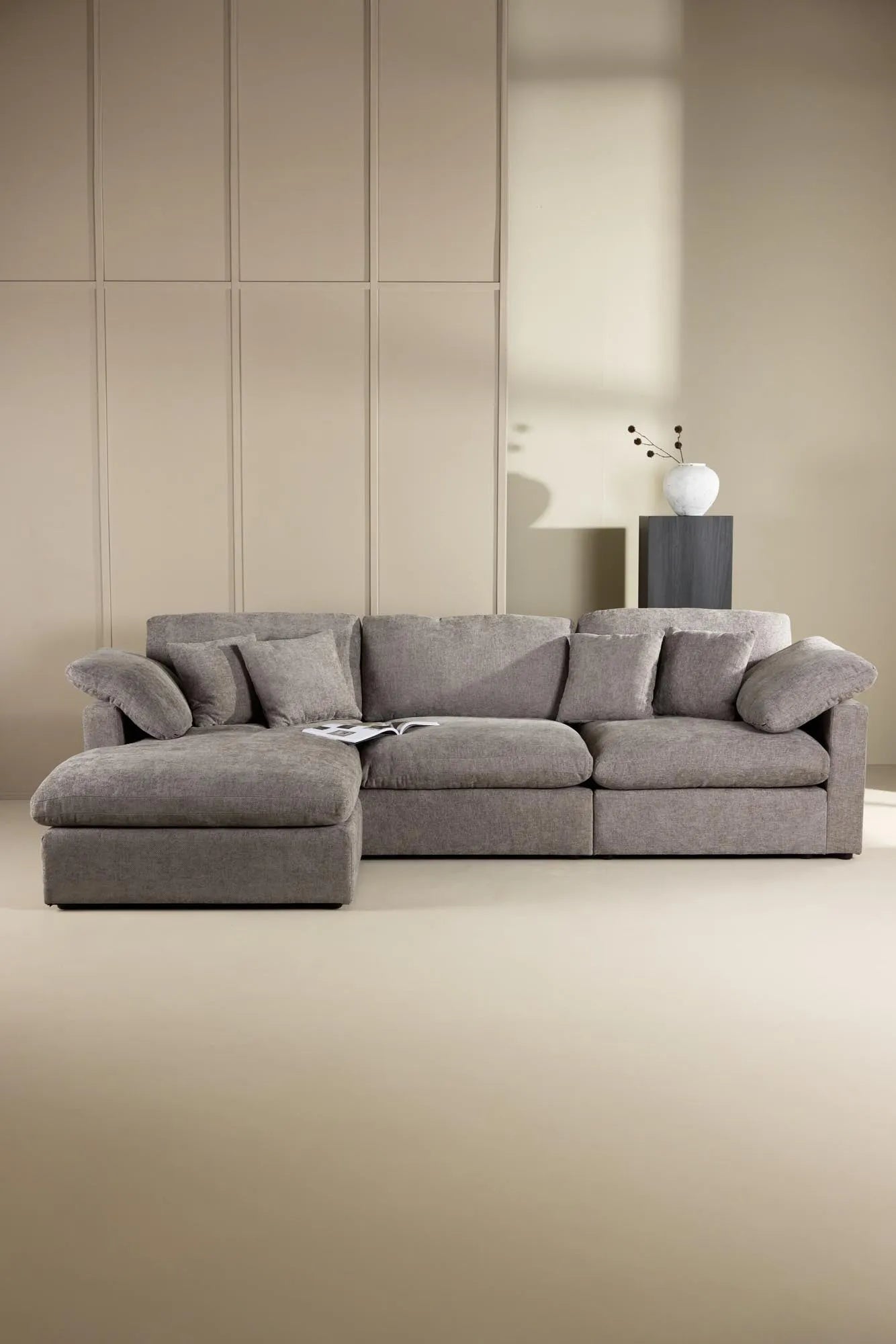 Elegantes Amalfi Ecksofa: Modernes Design, langlebiges Eukalyptus-Holz, pflegeleichter Bezug, hoher Komfort.