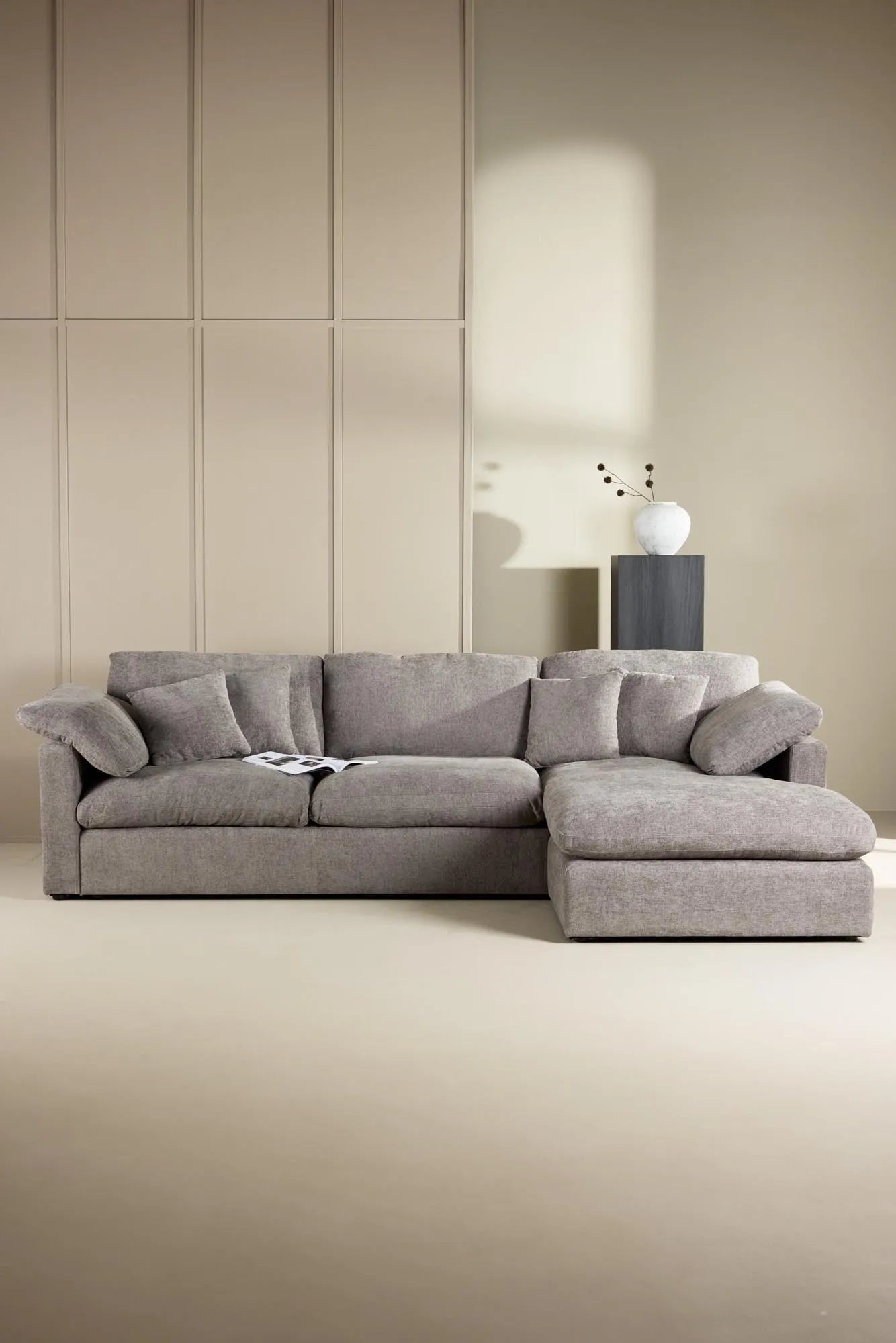 Amalfi Ecksofa  in Dunkelgrau präsentiert im Onlineshop von KAQTU Design AG. Ecksofa ist von Vind