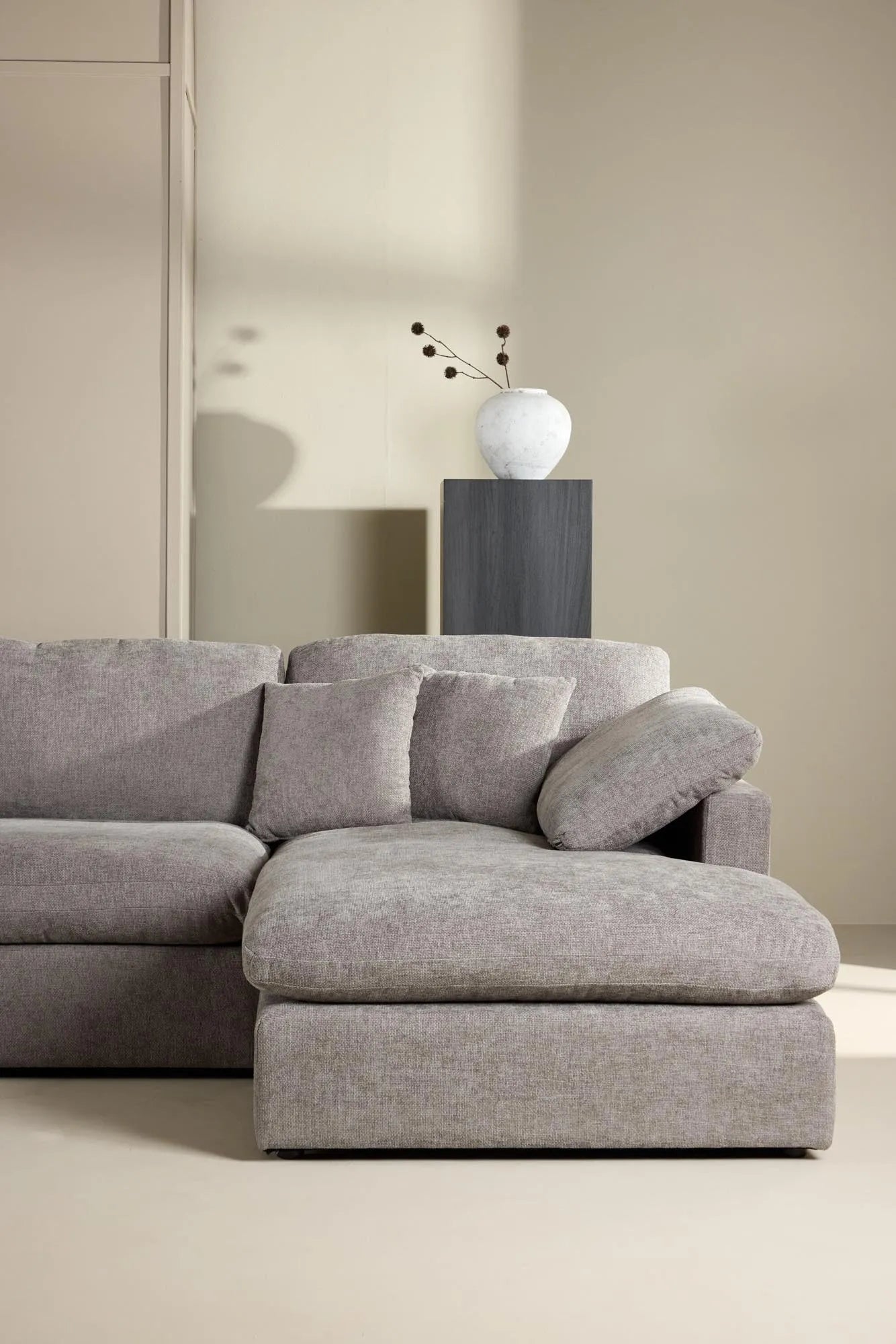 Amalfi Ecksofa  in Dunkelgrau präsentiert im Onlineshop von KAQTU Design AG. Ecksofa ist von Vind