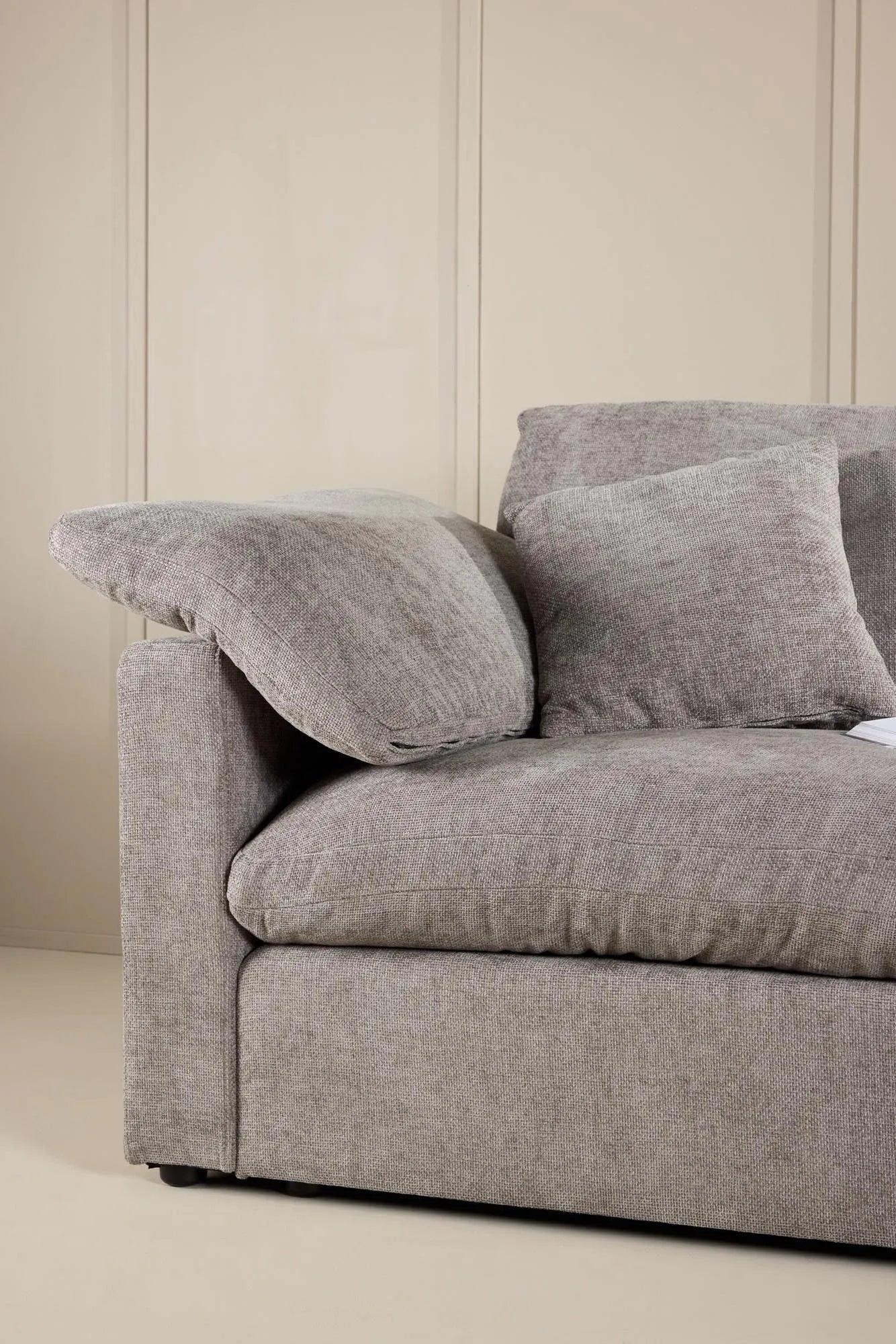 Amalfi Ecksofa  in Dunkelgrau präsentiert im Onlineshop von KAQTU Design AG. Ecksofa ist von Vind