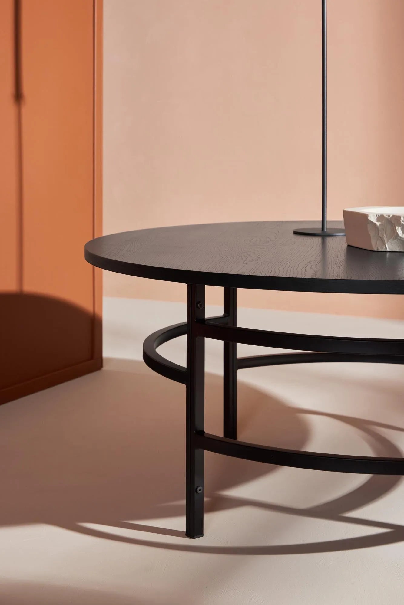 Copenhagen Sofatisch in Schwarz präsentiert im Onlineshop von KAQTU Design AG. Beistelltisch ist von Venture Home