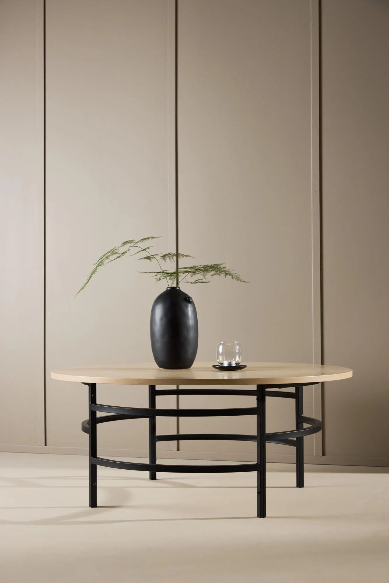 Eleganter, minimalistischer Sofatisch aus robustem MDF, ideal für moderne Wohnräume. Zeitlose, tiefschwarze Eleganz.