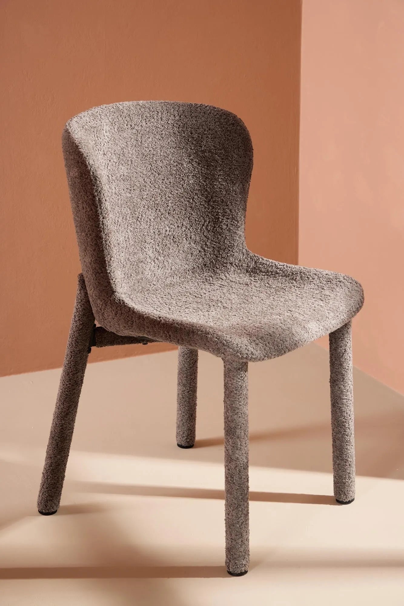 Der Astoria Esszimmerstuhl vereint luxuriösen Bouclé-Stoff mit ergonomischem Design für stilvollen Komfort.