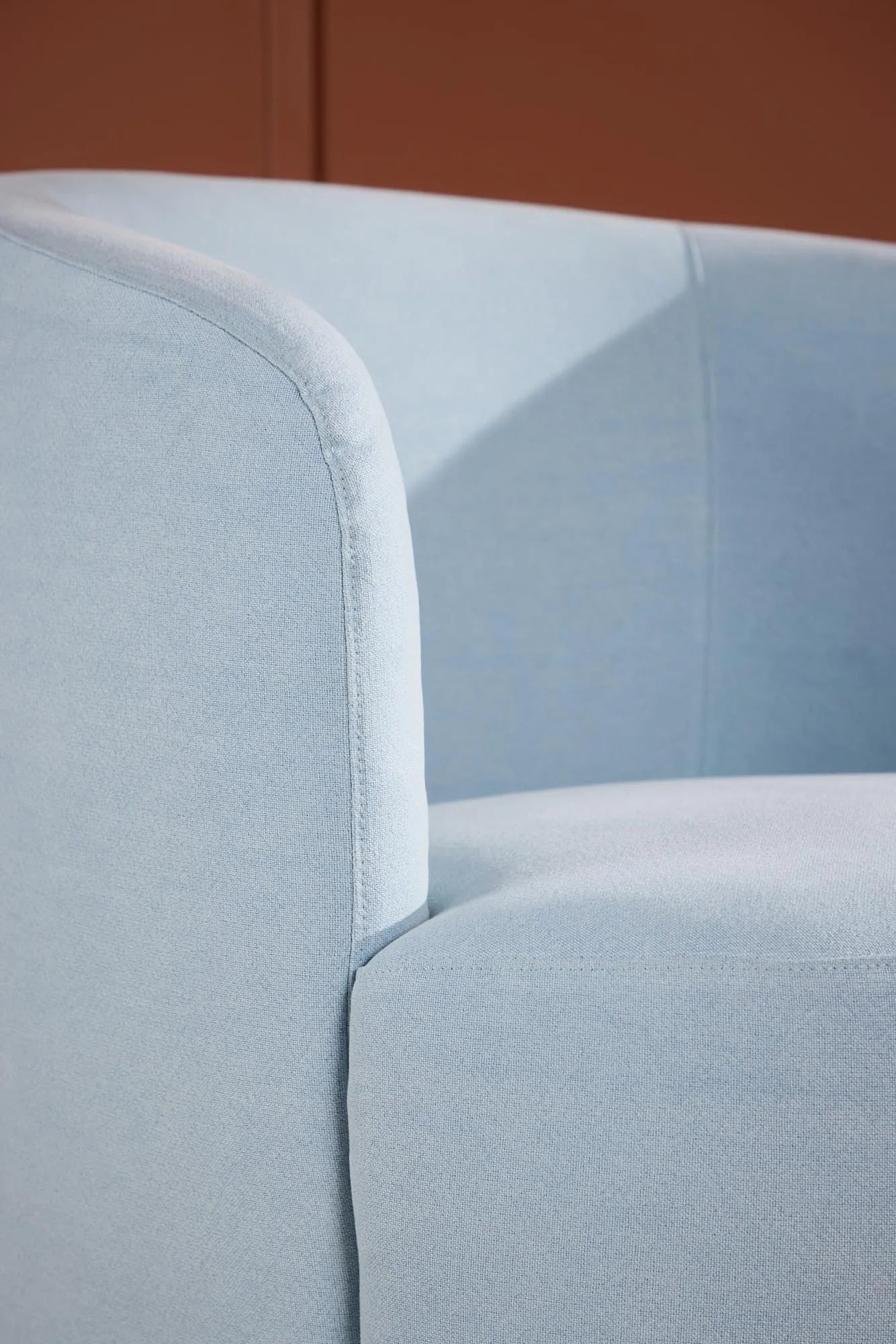 Eleganter Sessel in Babyblau, komfortabel gepolstert, ideal für stilvolle Entspannung in jedem Raum.