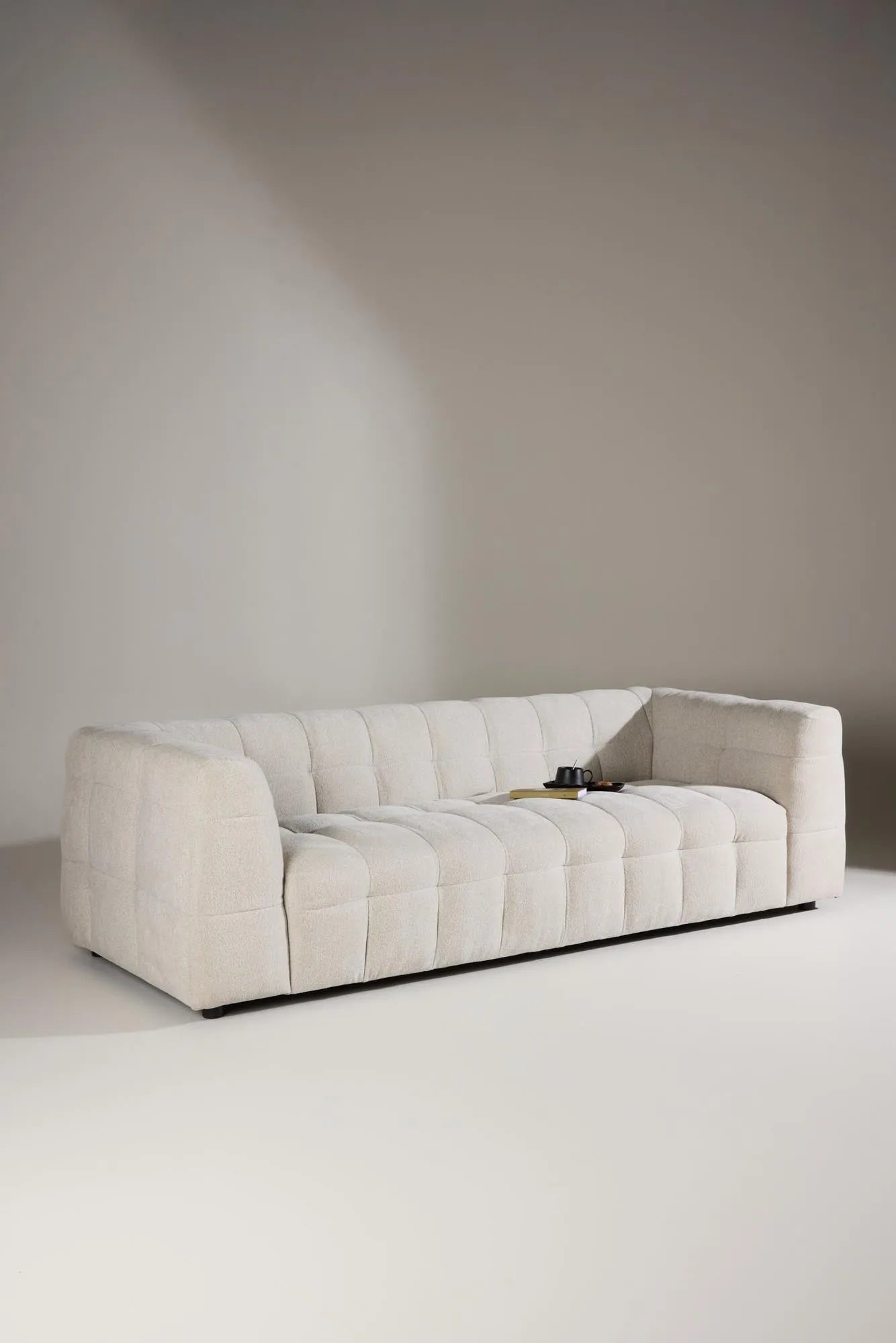 Malou 3-Sitzer Sofa in Beige präsentiert im Onlineshop von KAQTU Design AG. 3er Sofa ist von Venture Home