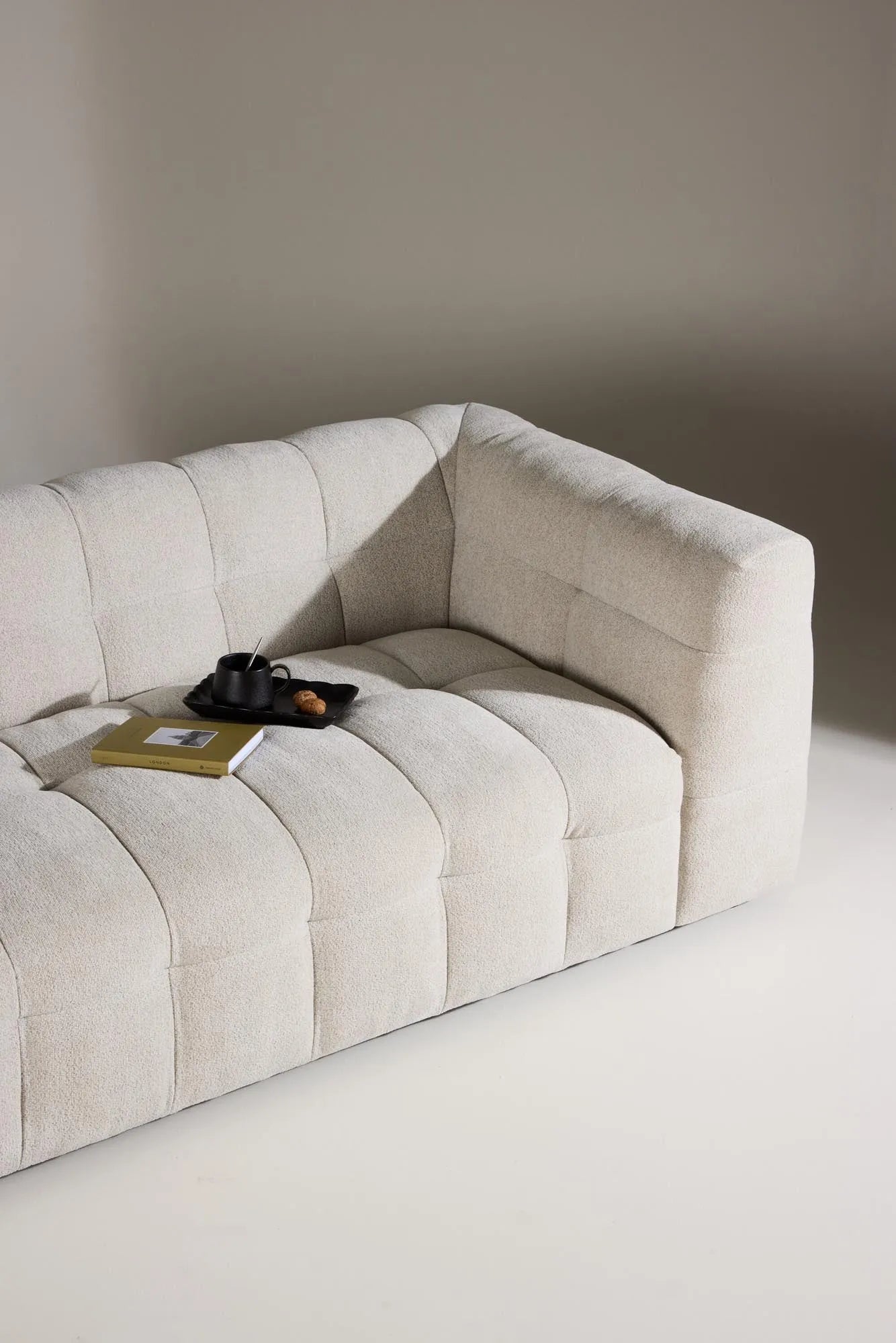 Malou 3-Sitzer Sofa in Beige präsentiert im Onlineshop von KAQTU Design AG. 3er Sofa ist von Venture Home